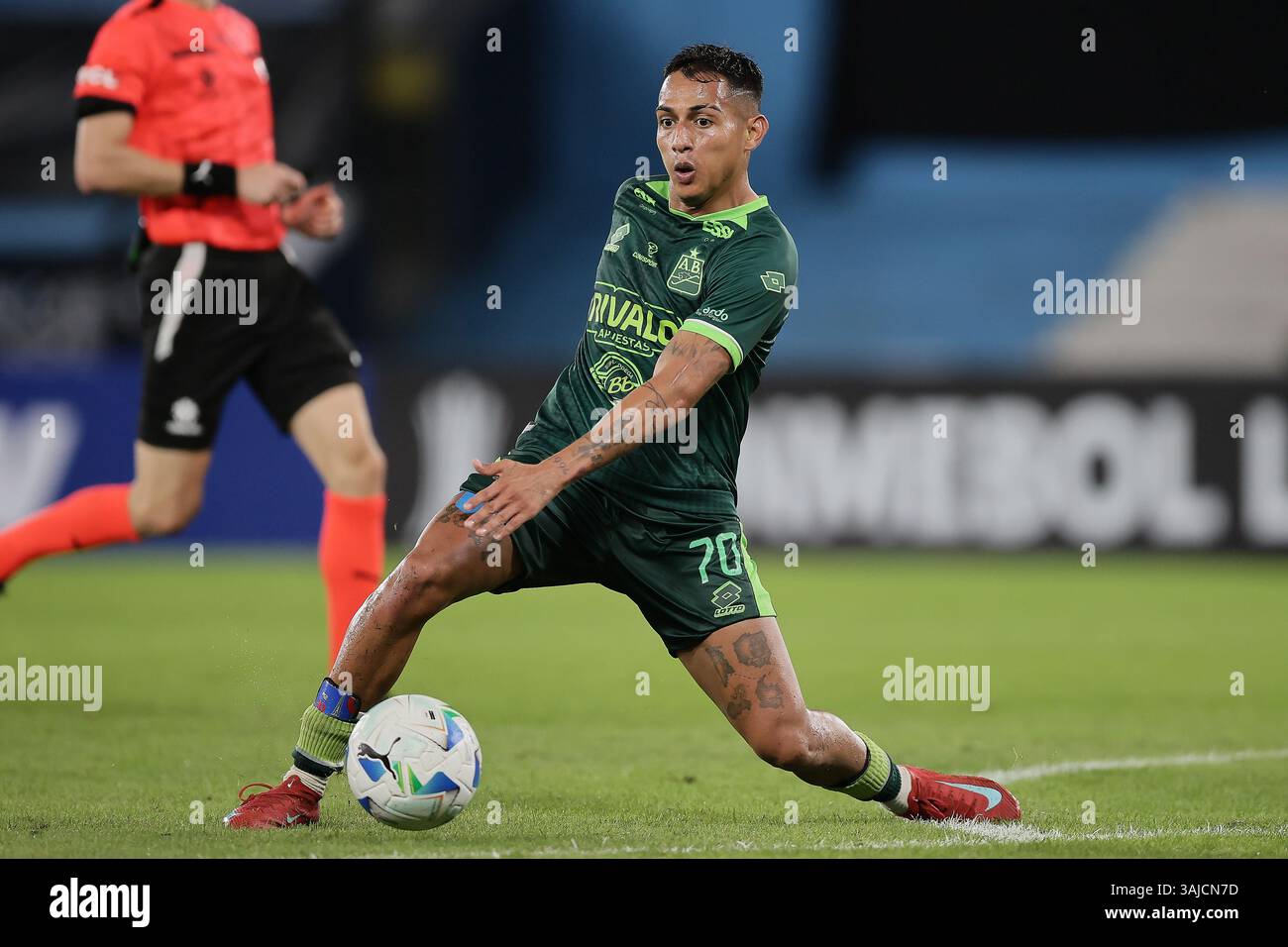Avellaneda, Argentine – 10 avril 2025 : Racing Club a subi une défaite de 0-2 contre l'Atlético Bucaramanga, de Colombie, lors d'un match en phase de groupes de la Copa Libertadores à l'Estadio Presidente Perón. La partie Argentine a été incapable de percer la défense colombienne, tandis que les visiteurs ont capitalisé sur leurs chances d'obtenir une victoire historique à l'extérieur. (Crédit : UNAR AGENCY) Banque D'Images
