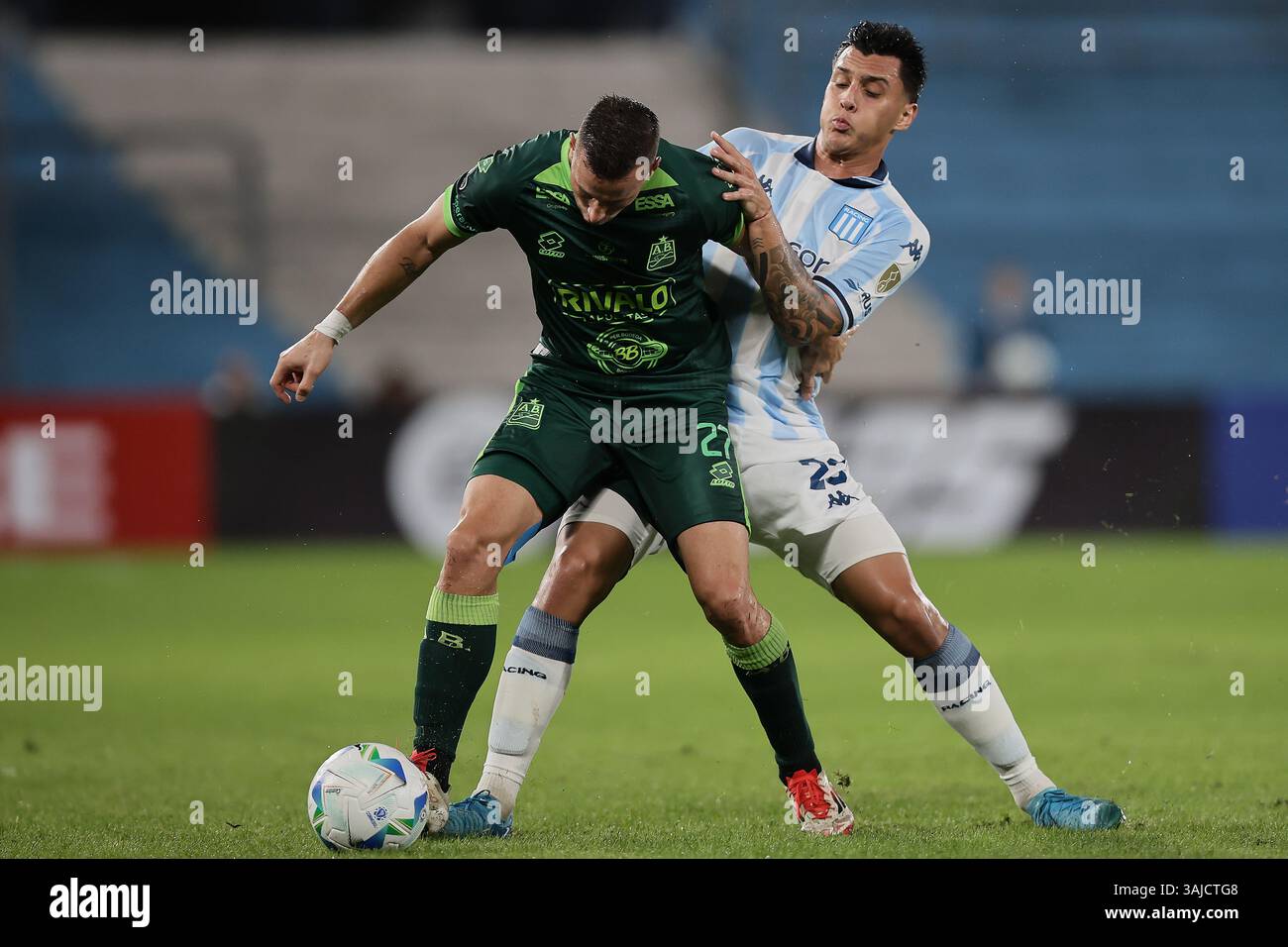 Avellaneda, Argentine – 10 avril 2025 : Racing Club a subi une défaite de 0-2 contre l'Atlético Bucaramanga, de Colombie, lors d'un match en phase de groupes de la Copa Libertadores à l'Estadio Presidente Perón. La partie Argentine a été incapable de percer la défense colombienne, tandis que les visiteurs ont capitalisé sur leurs chances d'obtenir une victoire historique à l'extérieur. (Crédit : UNAR AGENCY) Banque D'Images