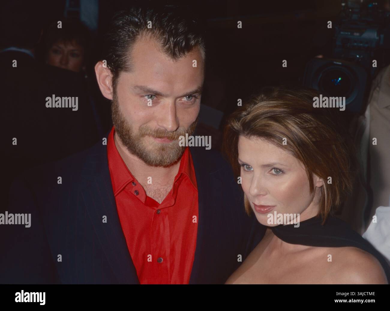 Jude Law et Sadie Frost assistent à la première de Road to perdition au Ziegfeld Theatre de New York le 9 juillet 2002. Crédit photo : Henry McGee/MediaPunch Banque D'Images