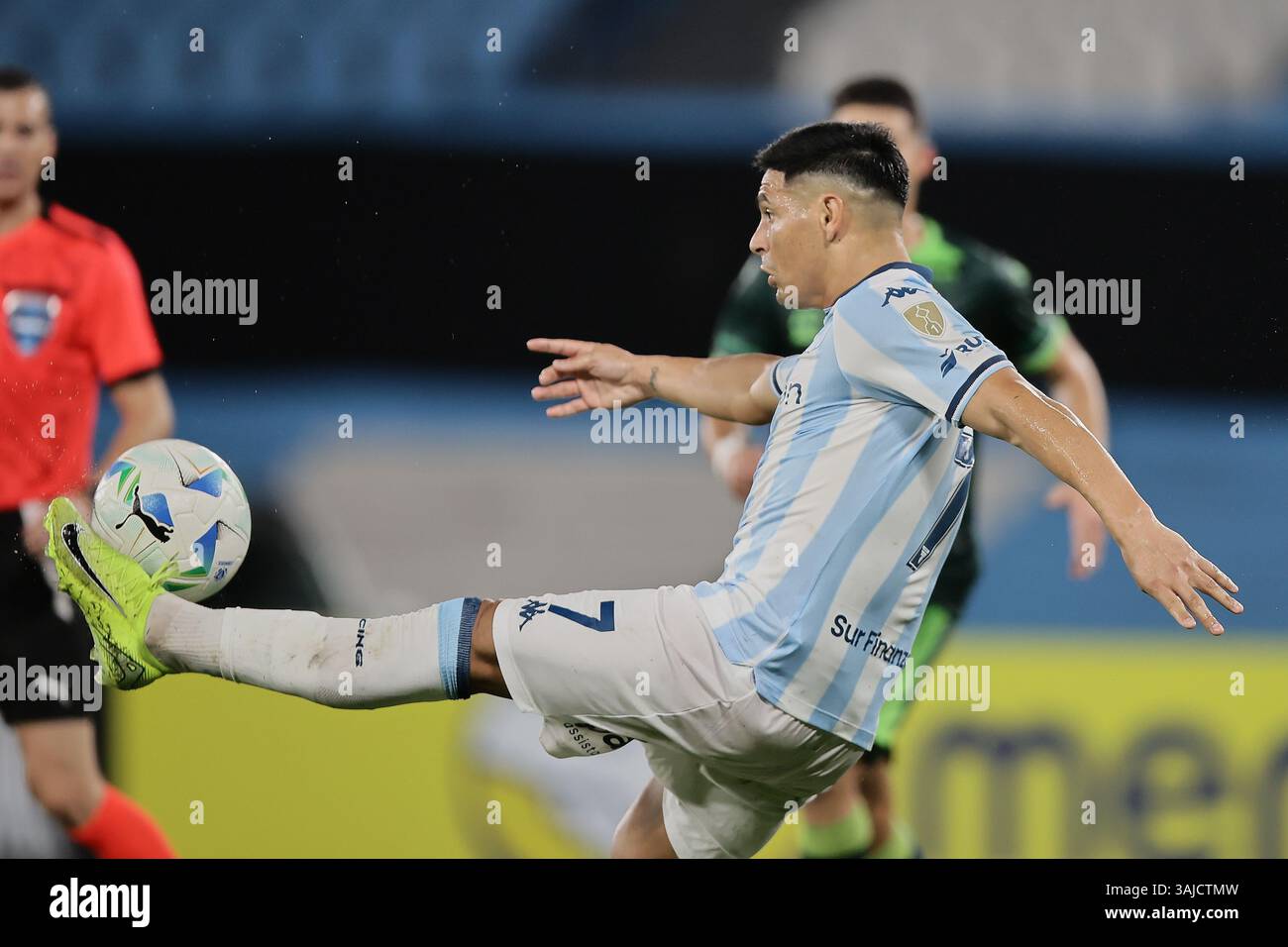 Avellaneda, Argentine – 10 avril 2025 : Racing Club a subi une défaite de 0-2 contre l'Atlético Bucaramanga, de Colombie, lors d'un match en phase de groupes de la Copa Libertadores à l'Estadio Presidente Perón. La partie Argentine a été incapable de percer la défense colombienne, tandis que les visiteurs ont capitalisé sur leurs chances d'obtenir une victoire historique à l'extérieur. (Crédit : UNAR AGENCY) Banque D'Images