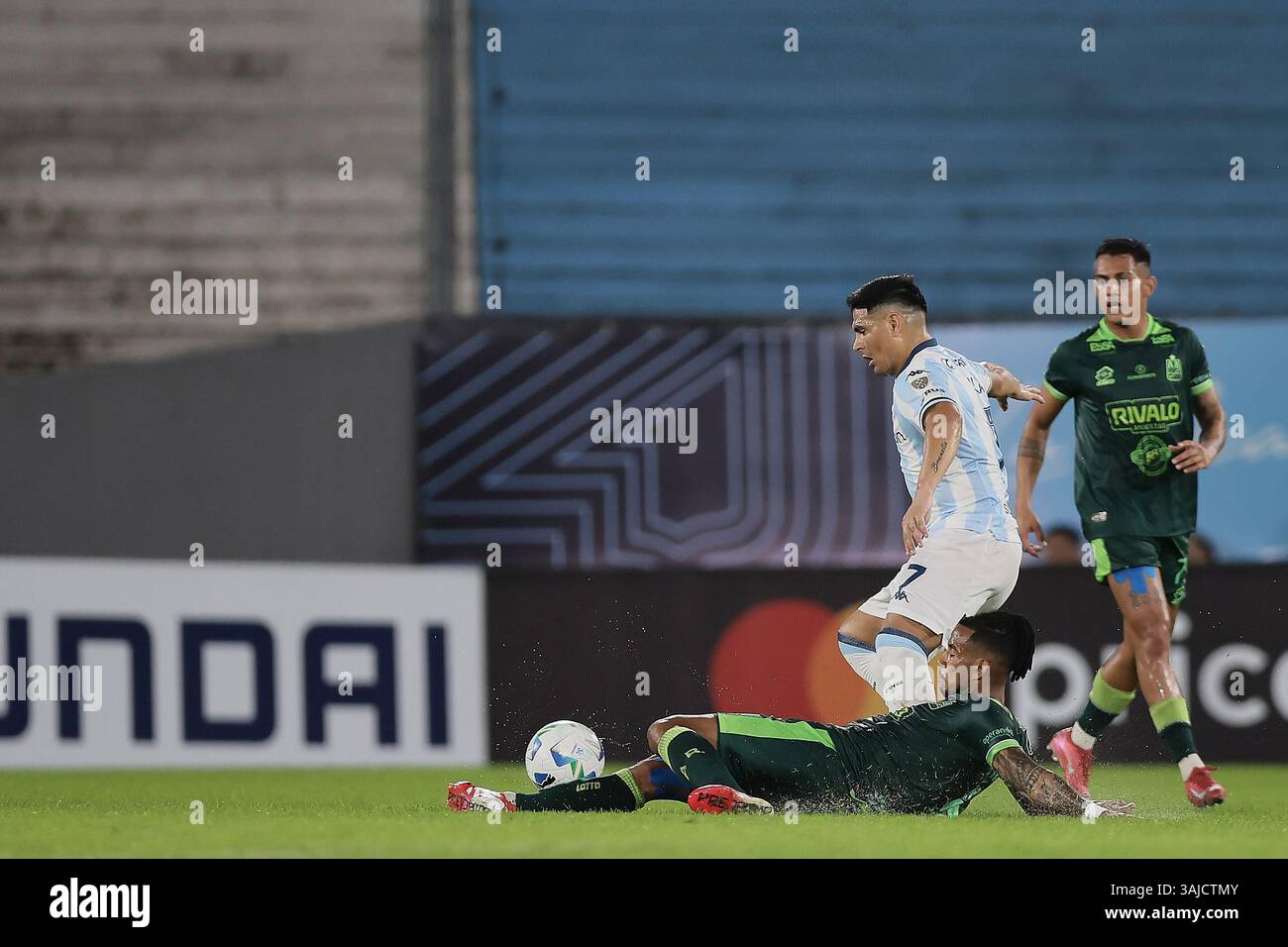 Avellaneda, Argentine – 10 avril 2025 : Racing Club a subi une défaite de 0-2 contre l'Atlético Bucaramanga, de Colombie, lors d'un match en phase de groupes de la Copa Libertadores à l'Estadio Presidente Perón. La partie Argentine a été incapable de percer la défense colombienne, tandis que les visiteurs ont capitalisé sur leurs chances d'obtenir une victoire historique à l'extérieur. (Crédit : UNAR AGENCY) Banque D'Images