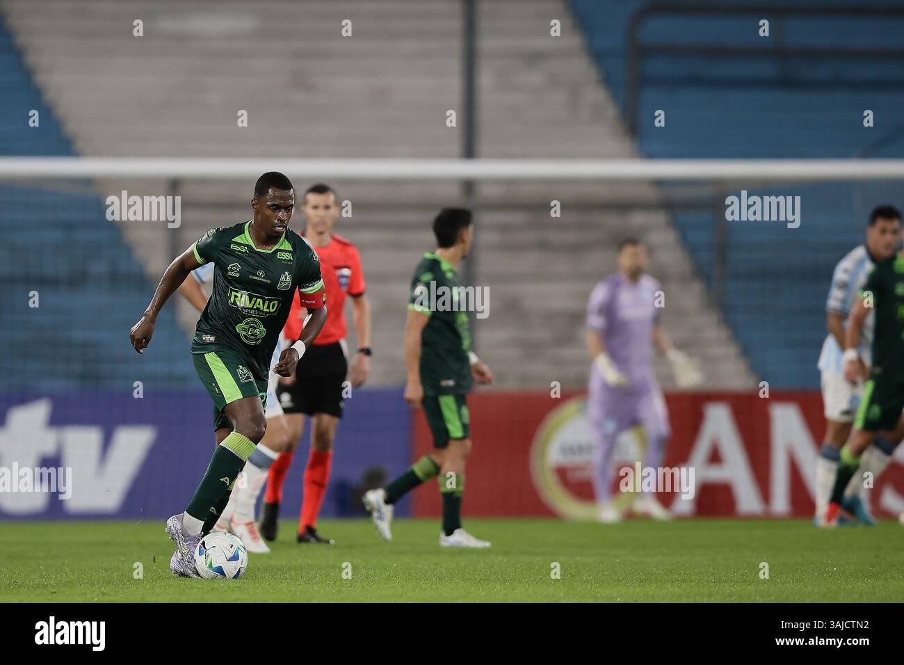 Avellaneda, Argentine – 10 avril 2025 : Racing Club a subi une défaite de 0-2 contre l'Atlético Bucaramanga, de Colombie, lors d'un match en phase de groupes de la Copa Libertadores à l'Estadio Presidente Perón. La partie Argentine a été incapable de percer la défense colombienne, tandis que les visiteurs ont capitalisé sur leurs chances d'obtenir une victoire historique à l'extérieur. (Crédit : UNAR AGENCY) Banque D'Images