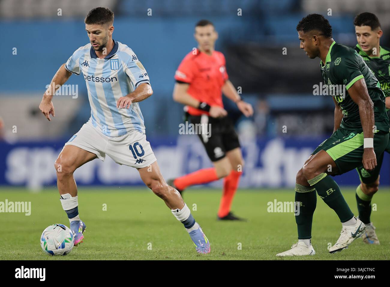 Avellaneda, Argentine – 10 avril 2025 : Racing Club a subi une défaite de 0-2 contre l'Atlético Bucaramanga, de Colombie, lors d'un match en phase de groupes de la Copa Libertadores à l'Estadio Presidente Perón. La partie Argentine a été incapable de percer la défense colombienne, tandis que les visiteurs ont capitalisé sur leurs chances d'obtenir une victoire historique à l'extérieur. (Crédit : UNAR AGENCY) Banque D'Images