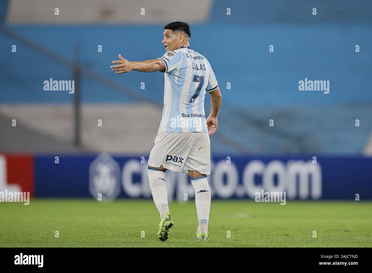 Avellaneda, Argentine – 10 avril 2025 : Racing Club a subi une défaite de 0-2 contre l'Atlético Bucaramanga, de Colombie, lors d'un match en phase de groupes de la Copa Libertadores à l'Estadio Presidente Perón. La partie Argentine a été incapable de percer la défense colombienne, tandis que les visiteurs ont capitalisé sur leurs chances d'obtenir une victoire historique à l'extérieur. (Crédit : UNAR AGENCY) Banque D'Images