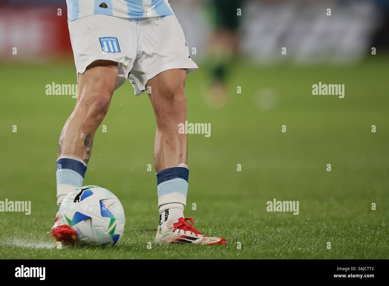 Avellaneda, Argentine – 10 avril 2025 : Racing Club a subi une défaite de 0-2 contre l'Atlético Bucaramanga, de Colombie, lors d'un match en phase de groupes de la Copa Libertadores à l'Estadio Presidente Perón. La partie Argentine a été incapable de percer la défense colombienne, tandis que les visiteurs ont capitalisé sur leurs chances d'obtenir une victoire historique à l'extérieur. (Crédit : UNAR AGENCY) Banque D'Images