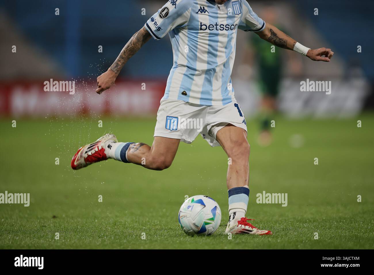 Avellaneda, Argentine – 10 avril 2025 : Racing Club a subi une défaite de 0-2 contre l'Atlético Bucaramanga, de Colombie, lors d'un match en phase de groupes de la Copa Libertadores à l'Estadio Presidente Perón. La partie Argentine a été incapable de percer la défense colombienne, tandis que les visiteurs ont capitalisé sur leurs chances d'obtenir une victoire historique à l'extérieur. (Crédit : UNAR AGENCY) Banque D'Images