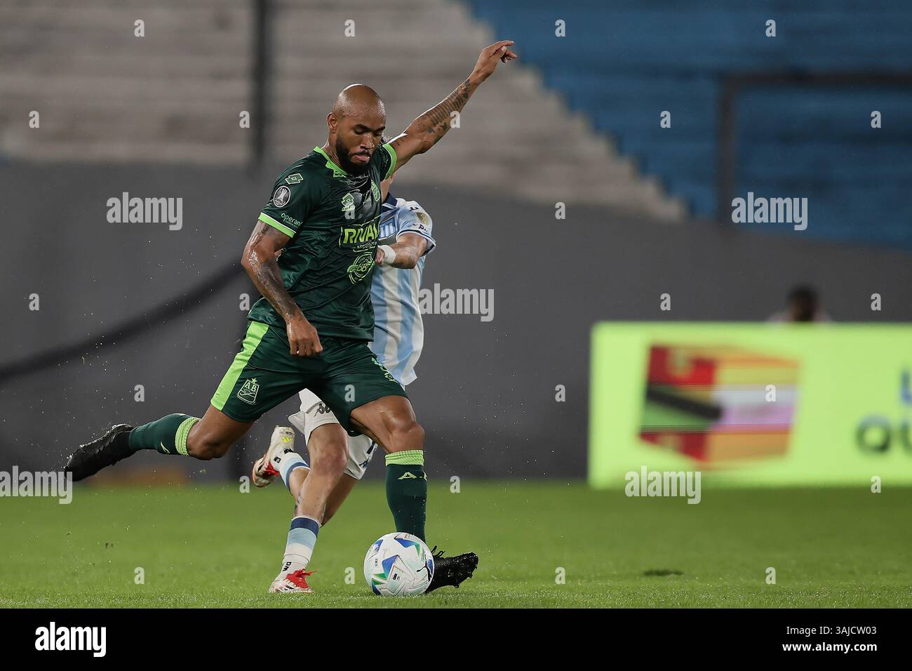 Avellaneda, Argentine – 10 avril 2025 : Racing Club a subi une défaite de 0-2 contre l'Atlético Bucaramanga, de Colombie, lors d'un match en phase de groupes de la Copa Libertadores à l'Estadio Presidente Perón. La partie Argentine a été incapable de percer la défense colombienne, tandis que les visiteurs ont capitalisé sur leurs chances d'obtenir une victoire historique à l'extérieur. (Crédit : UNAR AGENCY) Banque D'Images