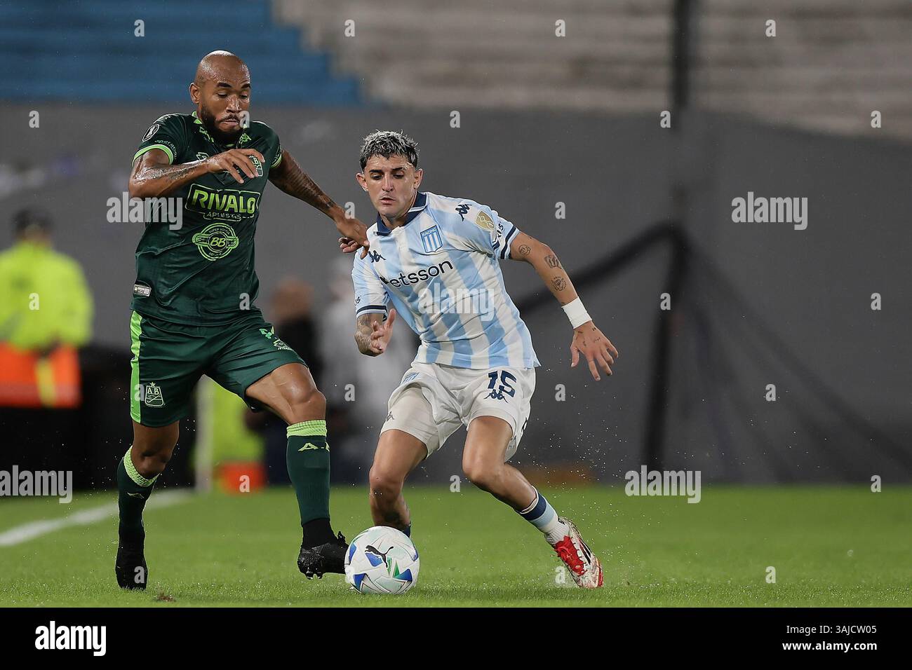 Avellaneda, Argentine – 10 avril 2025 : Racing Club a subi une défaite de 0-2 contre l'Atlético Bucaramanga, de Colombie, lors d'un match en phase de groupes de la Copa Libertadores à l'Estadio Presidente Perón. La partie Argentine a été incapable de percer la défense colombienne, tandis que les visiteurs ont capitalisé sur leurs chances d'obtenir une victoire historique à l'extérieur. (Crédit : UNAR AGENCY) Banque D'Images