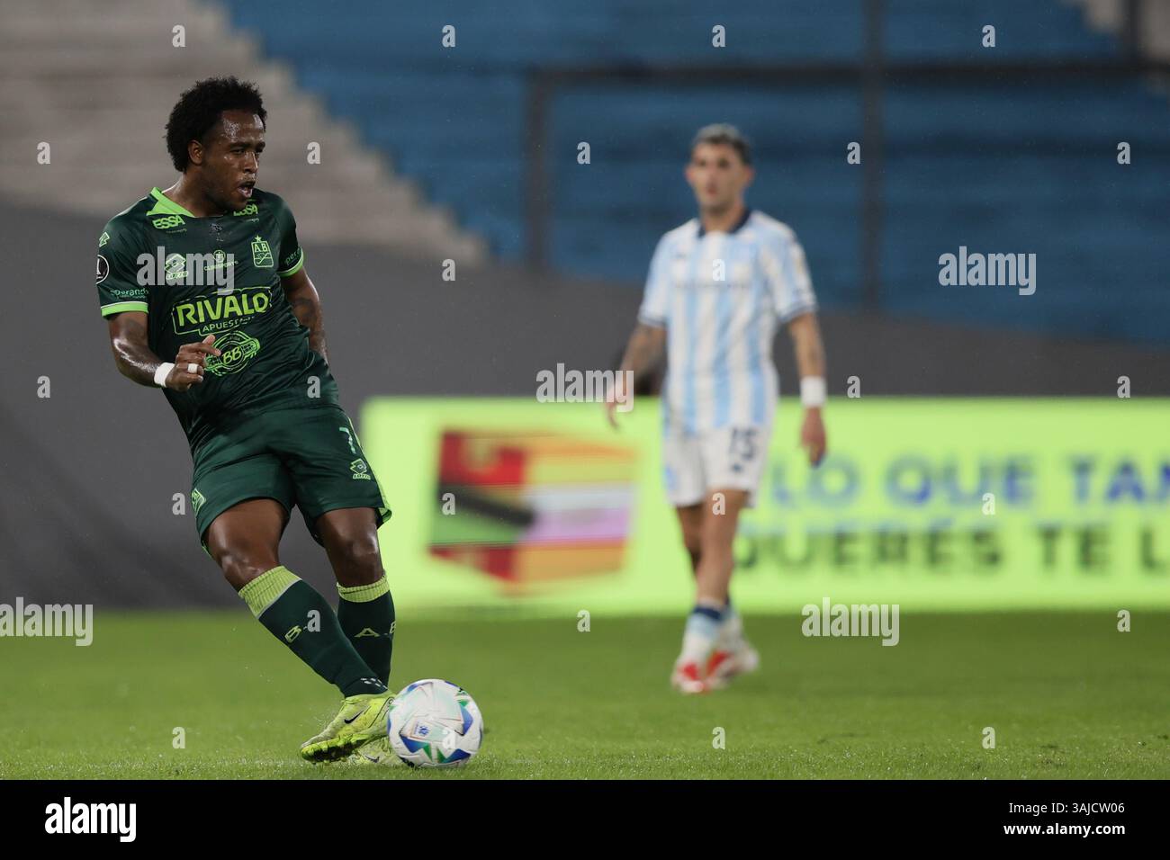 Avellaneda, Argentine – 10 avril 2025 : Racing Club a subi une défaite de 0-2 contre l'Atlético Bucaramanga, de Colombie, lors d'un match en phase de groupes de la Copa Libertadores à l'Estadio Presidente Perón. La partie Argentine a été incapable de percer la défense colombienne, tandis que les visiteurs ont capitalisé sur leurs chances d'obtenir une victoire historique à l'extérieur. (Crédit : UNAR AGENCY) Banque D'Images