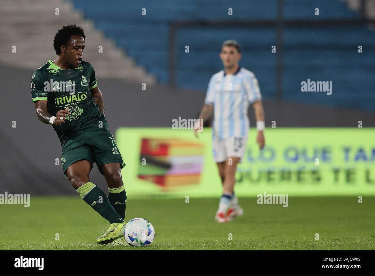 Avellaneda, Argentine – 10 avril 2025 : Racing Club a subi une défaite de 0-2 contre l'Atlético Bucaramanga, de Colombie, lors d'un match en phase de groupes de la Copa Libertadores à l'Estadio Presidente Perón. La partie Argentine a été incapable de percer la défense colombienne, tandis que les visiteurs ont capitalisé sur leurs chances d'obtenir une victoire historique à l'extérieur. (Crédit : UNAR AGENCY) Banque D'Images