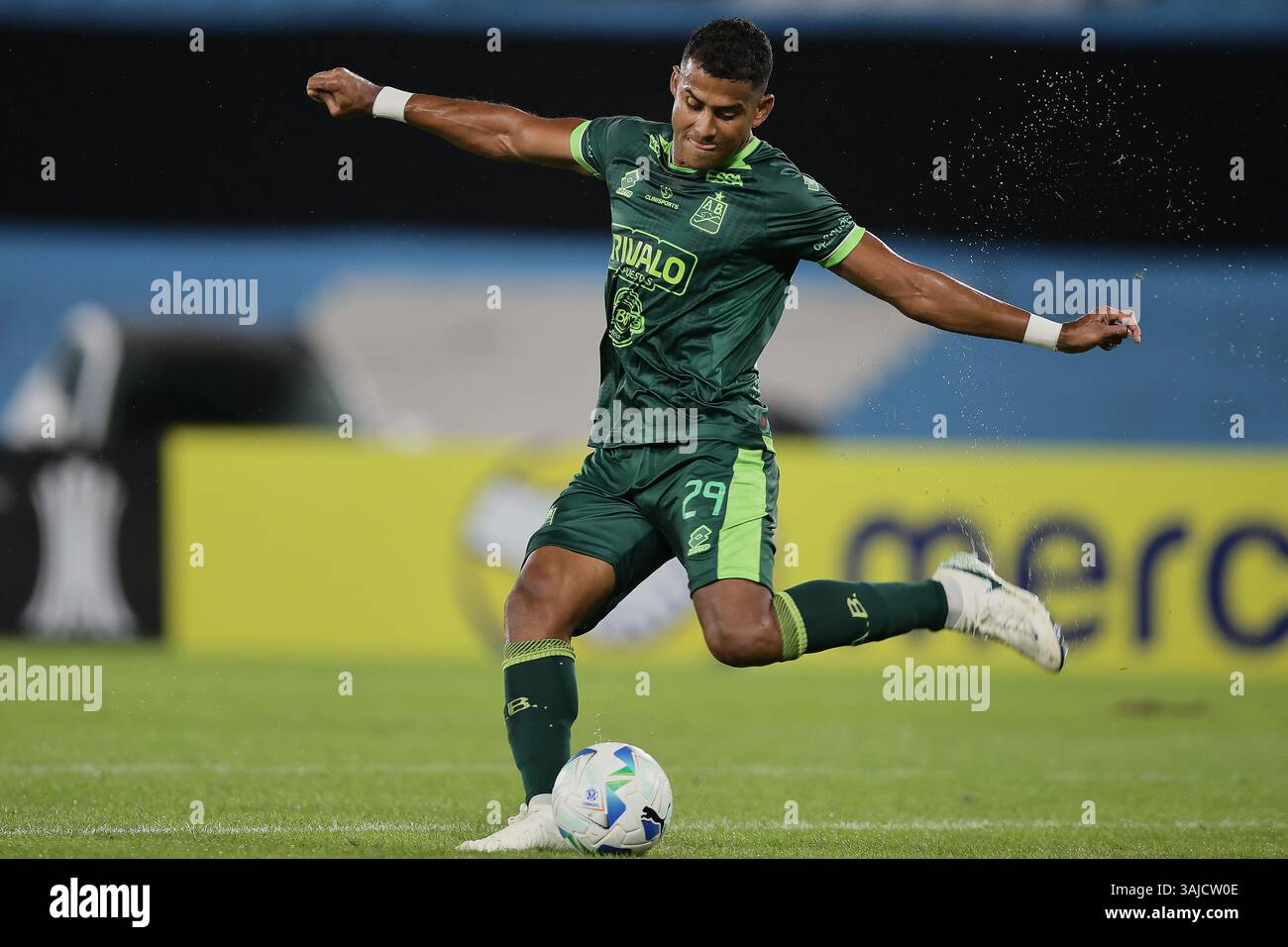 Avellaneda, Argentine – 10 avril 2025 : Racing Club a subi une défaite de 0-2 contre l'Atlético Bucaramanga, de Colombie, lors d'un match en phase de groupes de la Copa Libertadores à l'Estadio Presidente Perón. La partie Argentine a été incapable de percer la défense colombienne, tandis que les visiteurs ont capitalisé sur leurs chances d'obtenir une victoire historique à l'extérieur. (Crédit : UNAR AGENCY) Banque D'Images
