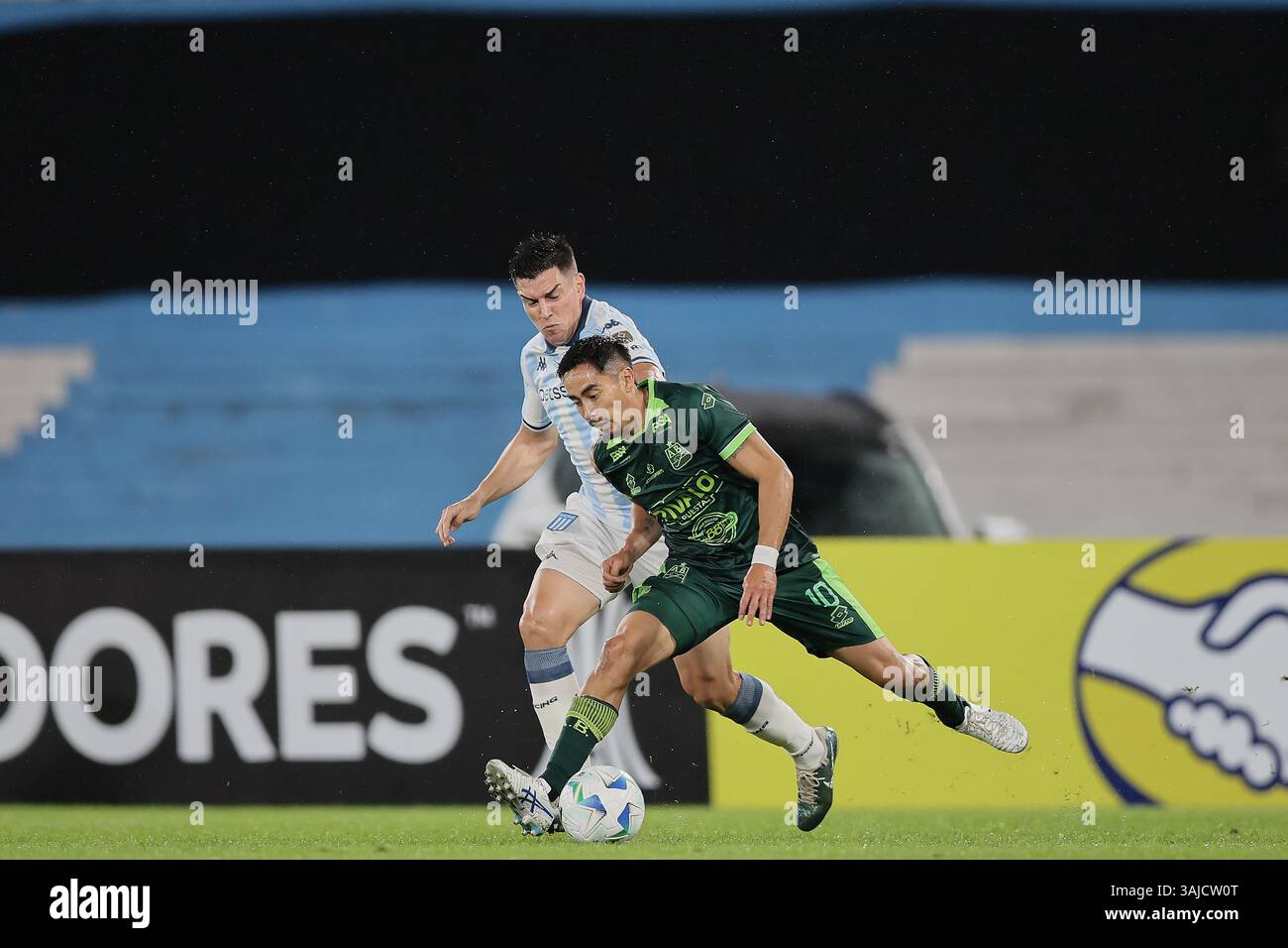 Avellaneda, Argentine – 10 avril 2025 : Racing Club a subi une défaite de 0-2 contre l'Atlético Bucaramanga, de Colombie, lors d'un match en phase de groupes de la Copa Libertadores à l'Estadio Presidente Perón. La partie Argentine a été incapable de percer la défense colombienne, tandis que les visiteurs ont capitalisé sur leurs chances d'obtenir une victoire historique à l'extérieur. (Crédit : UNAR AGENCY) Banque D'Images