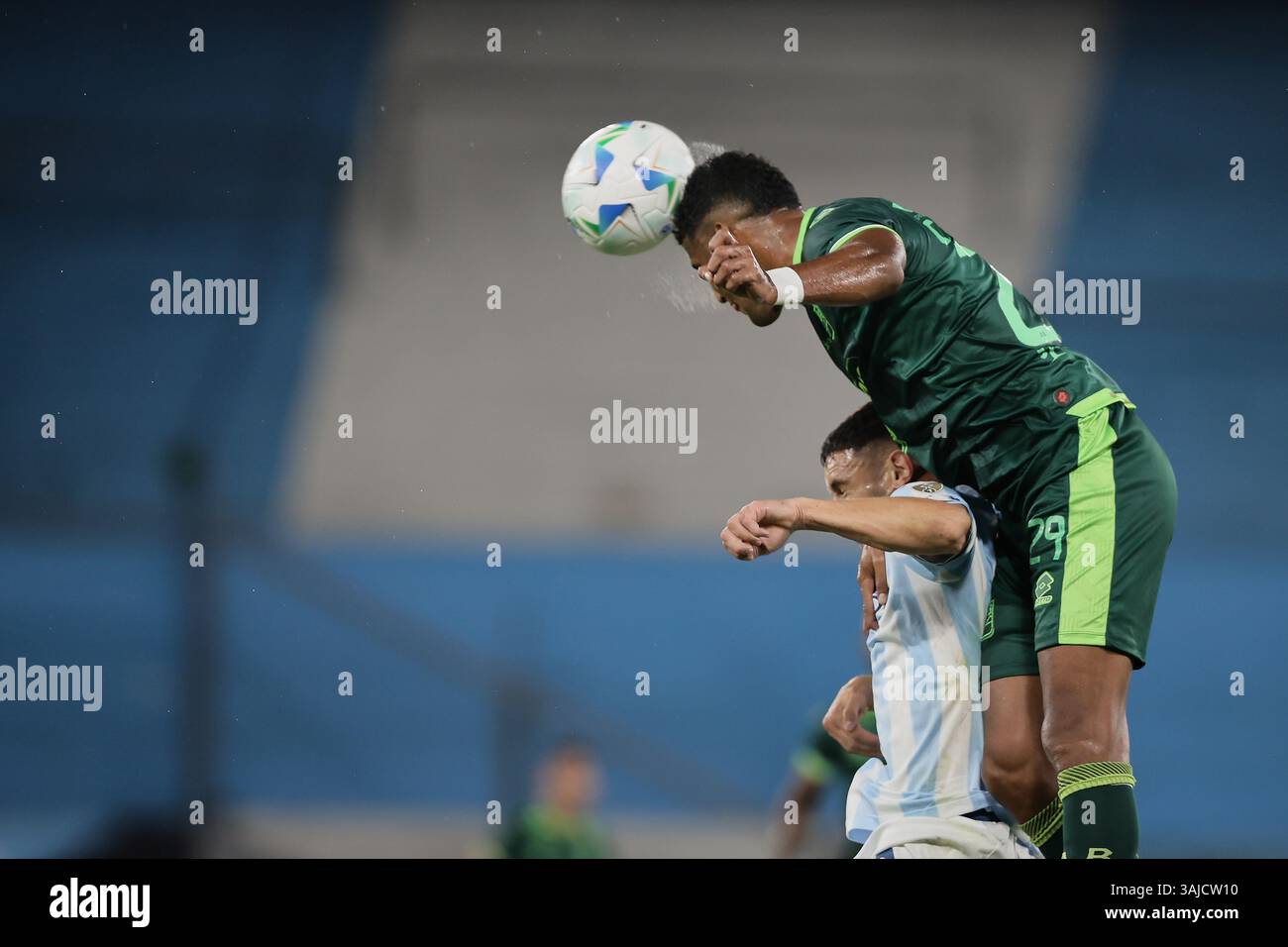Avellaneda, Argentine – 10 avril 2025 : Racing Club a subi une défaite de 0-2 contre l'Atlético Bucaramanga, de Colombie, lors d'un match en phase de groupes de la Copa Libertadores à l'Estadio Presidente Perón. La partie Argentine a été incapable de percer la défense colombienne, tandis que les visiteurs ont capitalisé sur leurs chances d'obtenir une victoire historique à l'extérieur. (Crédit : UNAR AGENCY) Banque D'Images