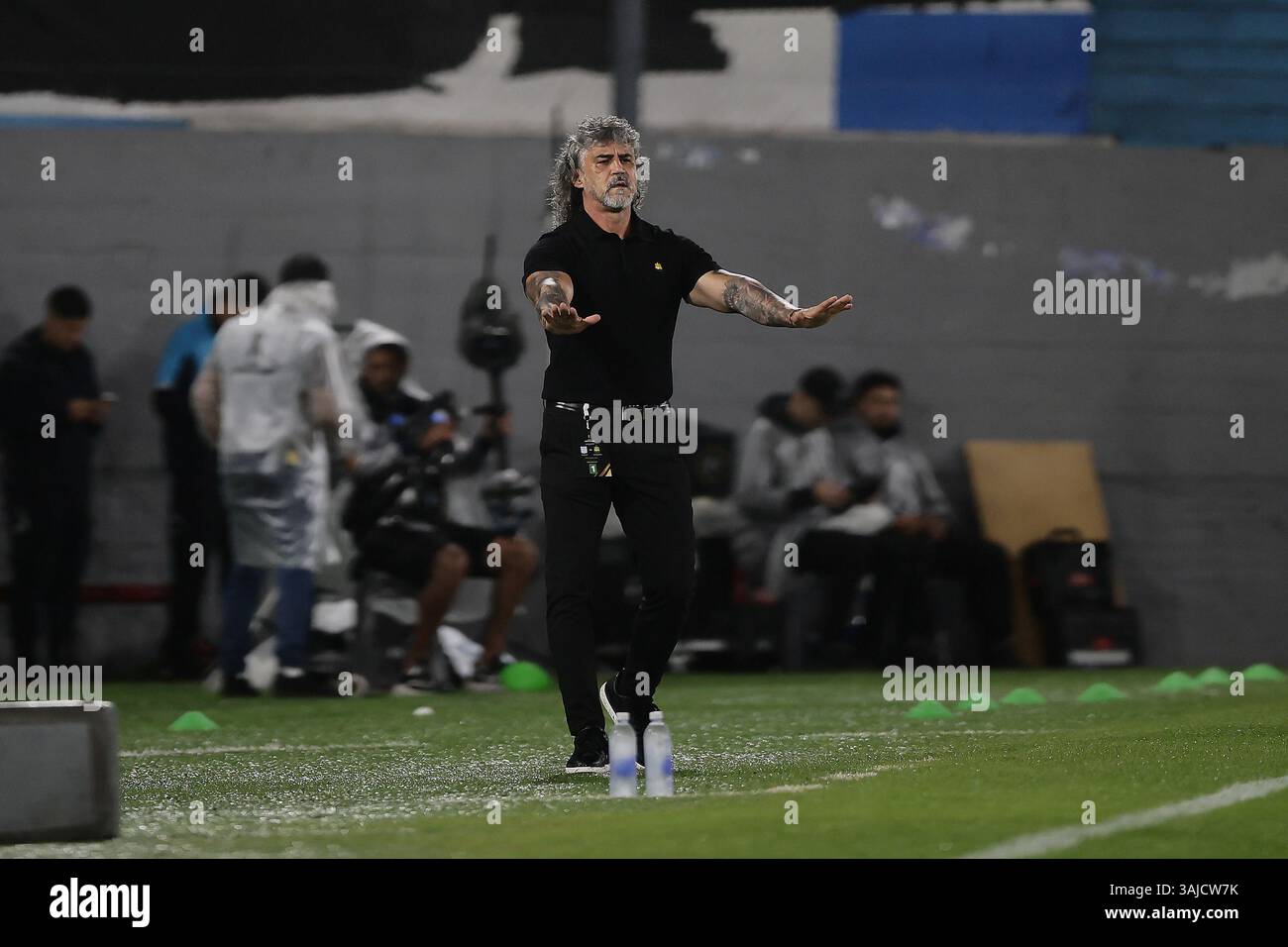 Avellaneda, Argentine – 10 avril 2025 : Racing Club a subi une défaite de 0-2 contre l'Atlético Bucaramanga, de Colombie, lors d'un match en phase de groupes de la Copa Libertadores à l'Estadio Presidente Perón. La partie Argentine a été incapable de percer la défense colombienne, tandis que les visiteurs ont capitalisé sur leurs chances d'obtenir une victoire historique à l'extérieur. (Crédit : UNAR AGENCY) Banque D'Images