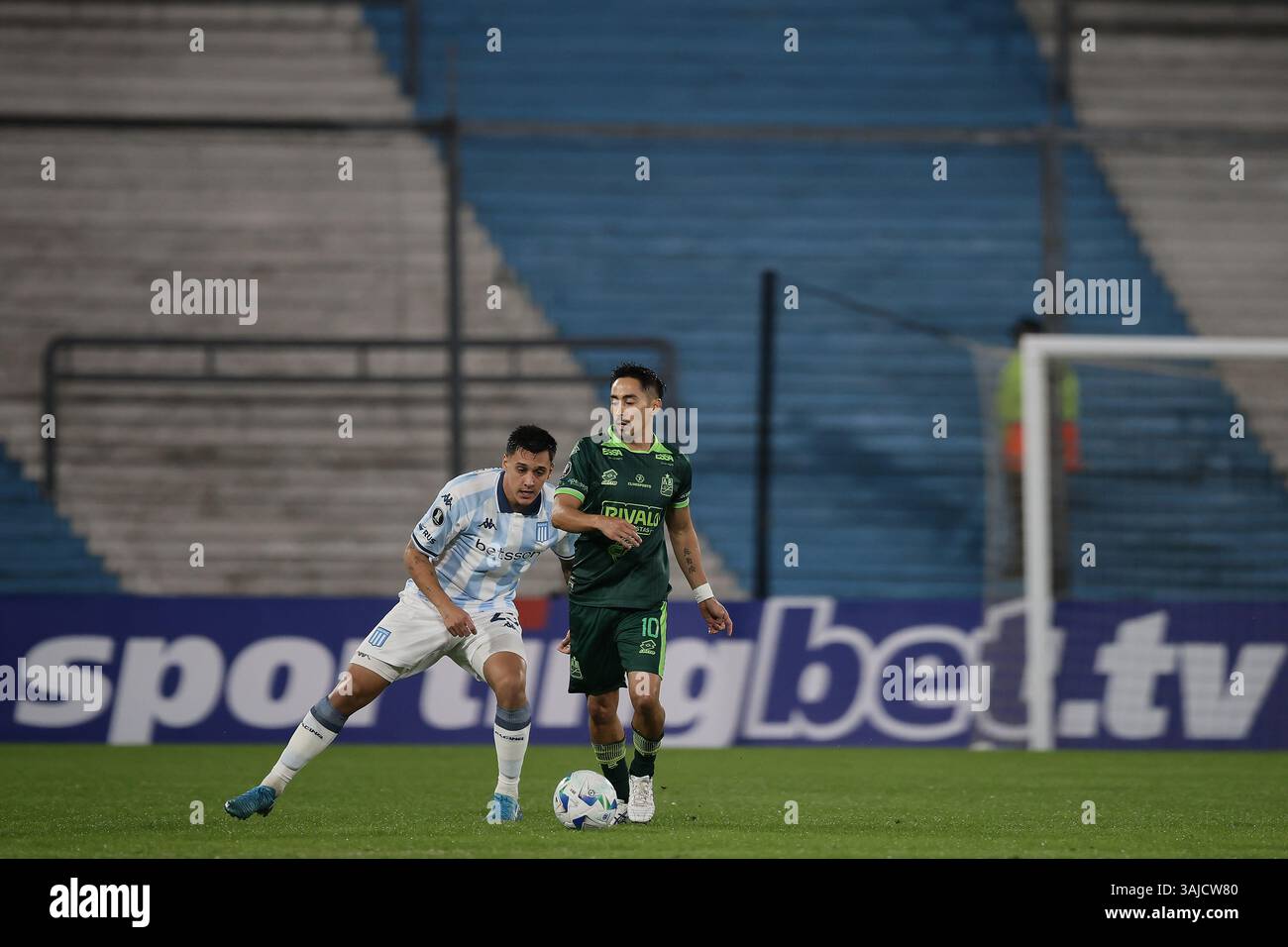 Avellaneda, Argentine – 10 avril 2025 : Racing Club a subi une défaite de 0-2 contre l'Atlético Bucaramanga, de Colombie, lors d'un match en phase de groupes de la Copa Libertadores à l'Estadio Presidente Perón. La partie Argentine a été incapable de percer la défense colombienne, tandis que les visiteurs ont capitalisé sur leurs chances d'obtenir une victoire historique à l'extérieur. (Crédit : UNAR AGENCY) Banque D'Images