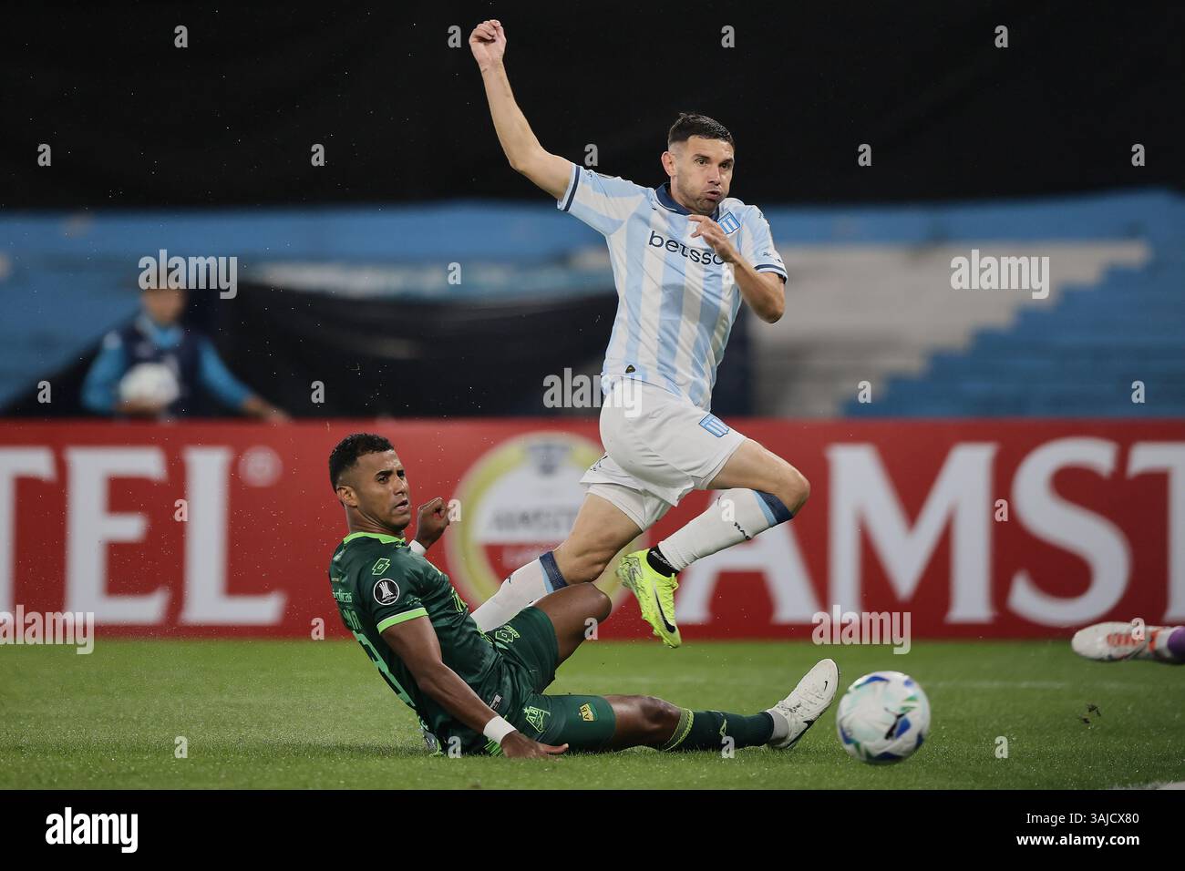 Avellaneda, Argentine – 10 avril 2025 : Racing Club a subi une défaite de 0-2 contre l'Atlético Bucaramanga, de Colombie, lors d'un match en phase de groupes de la Copa Libertadores à l'Estadio Presidente Perón. La partie Argentine a été incapable de percer la défense colombienne, tandis que les visiteurs ont capitalisé sur leurs chances d'obtenir une victoire historique à l'extérieur. (Crédit : UNAR AGENCY) Banque D'Images