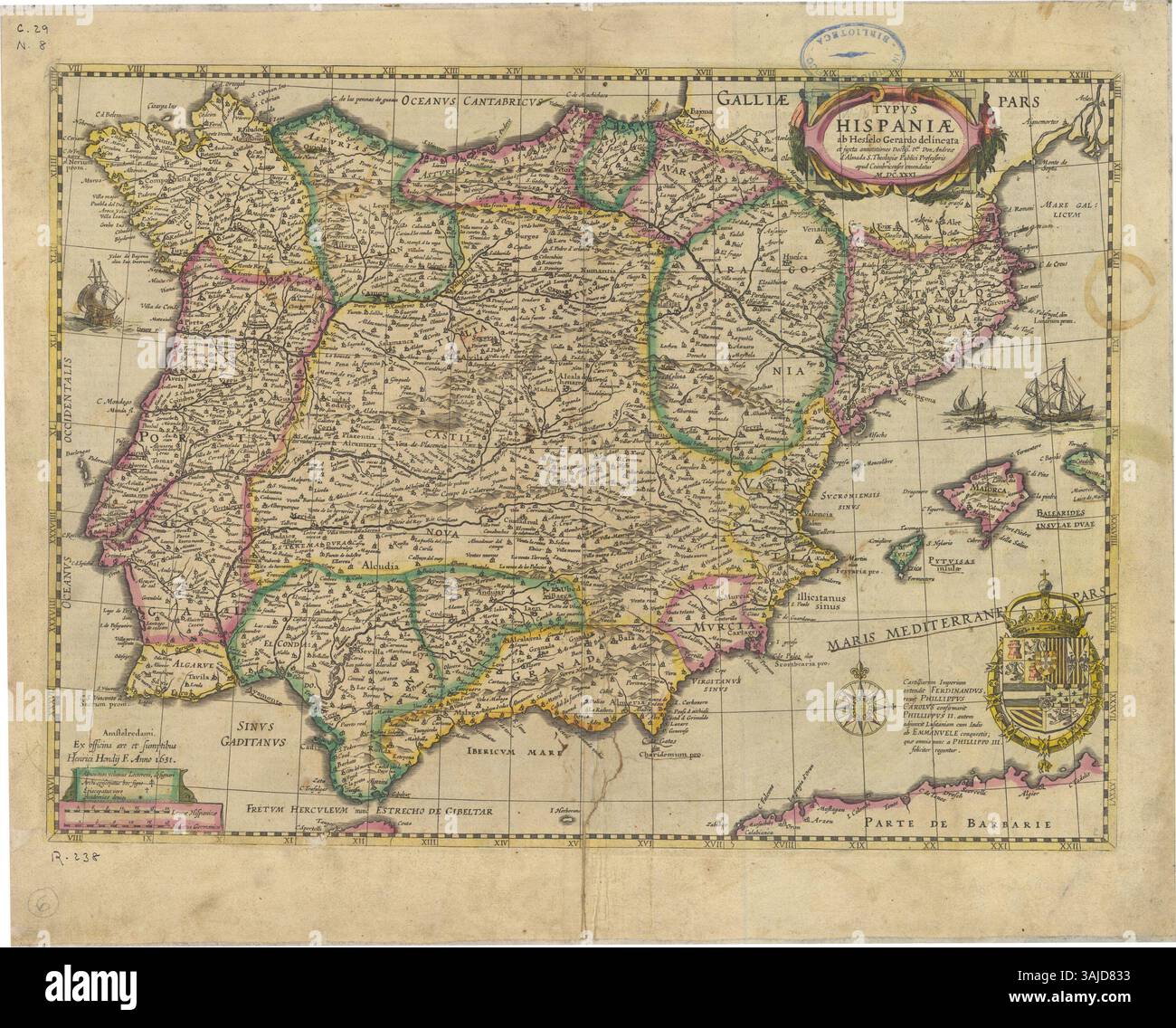 Carte de la péninsule ibérique de 1631, colorée à la main et montée sur toile. La carte présente la péninsule ibérique, les îles Baléares et la côte nord de l'Afrique. La conception comprend un cartouche, un blason royal et des indicateurs d'échelle. Banque D'Images