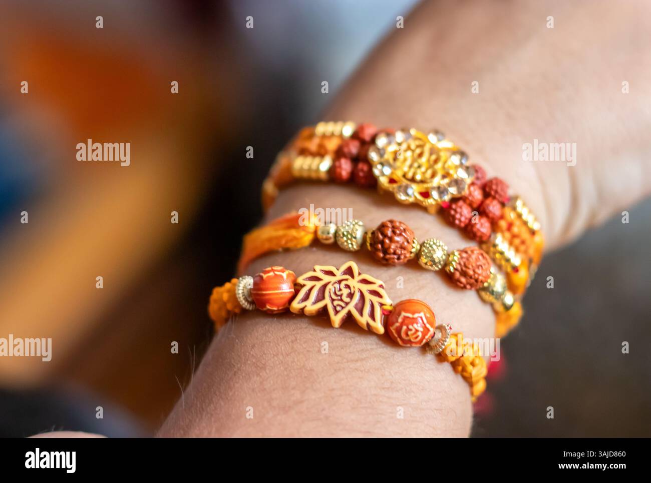 Vue intérieure du bracelet Holy Hand ou du Rakhi au poignet Banque D'Images Vue intérieure du bracelet Holy Hand ou du Rakhi au poignet Banque D'Images