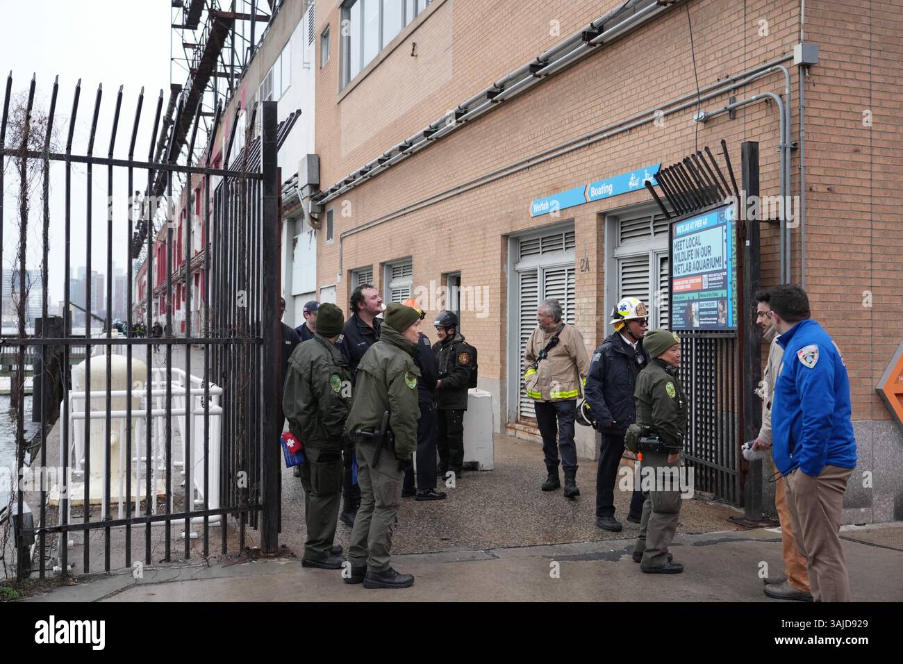 (250411) -- NEW YORK, 11 avril 2025 (Xinhua) -- des sauveteurs sont vus près de l'embarcadère 40 à Manhattan, New York, États-Unis, 10 avril 2025. Un hélicoptère s'est écrasé sur le fleuve Hudson autour de l'embarcadère 40 à Manhattan, New York City, jeudi après-midi, tuant les six personnes à bord, a déclaré le maire de New York, Eric Adams, lors d'une conférence de presse. Parmi eux figuraient un pilote, deux adultes et trois enfants, selon Jessica Tisch, commissaire du Département de police de la ville de New York (NYPD). Elle a dit que quatre personnes ont été annoncées décédées sur les lieux et deux autres n'ont pas survécu à l'hôpital. (Phot Banque D'Images
