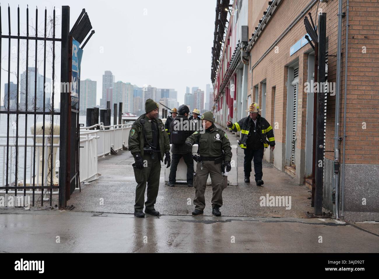 (250411) -- NEW YORK, 11 avril 2025 (Xinhua) -- des sauveteurs sont vus près de l'embarcadère 40 à Manhattan, New York, États-Unis, 10 avril 2025. Un hélicoptère s'est écrasé sur le fleuve Hudson autour de l'embarcadère 40 à Manhattan, New York City, jeudi après-midi, tuant les six personnes à bord, a déclaré le maire de New York, Eric Adams, lors d'une conférence de presse. Parmi eux figuraient un pilote, deux adultes et trois enfants, selon Jessica Tisch, commissaire du Département de police de la ville de New York (NYPD). Elle a dit que quatre personnes ont été annoncées décédées sur les lieux et deux autres n'ont pas survécu à l'hôpital. (Phot Banque D'Images