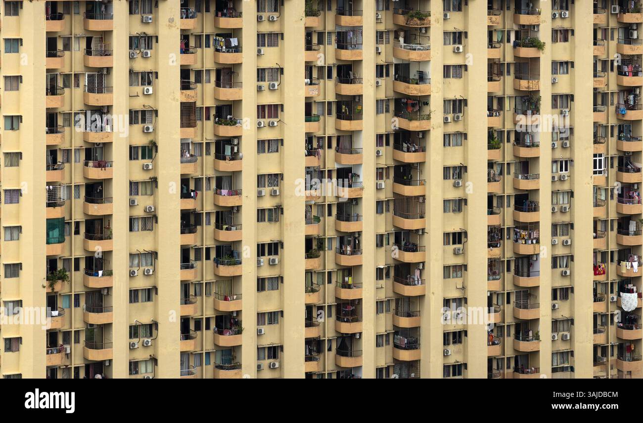 Immense immeuble urbain avec un grand nombre d'appartements ou d'appartements imbriqués côte à côte Banque D'Images