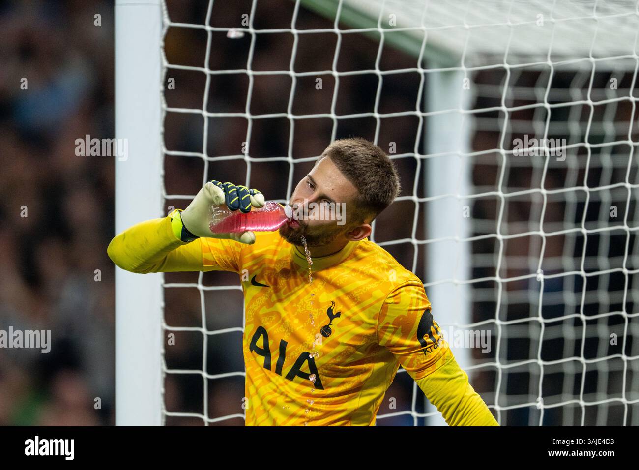 Londres, Royaume-Uni. 10 avril 2025. Le gardien Guglielmo Vicario (1) de Tottenham Hotspur vu lors du match de l'UEFA Europa League entre Tottenham Hotspur et l'Eintracht Frankfurt au stade Tottenham Hotspur à Londres. Crédit : Gonzales photo/Alamy Live News Banque D'Images