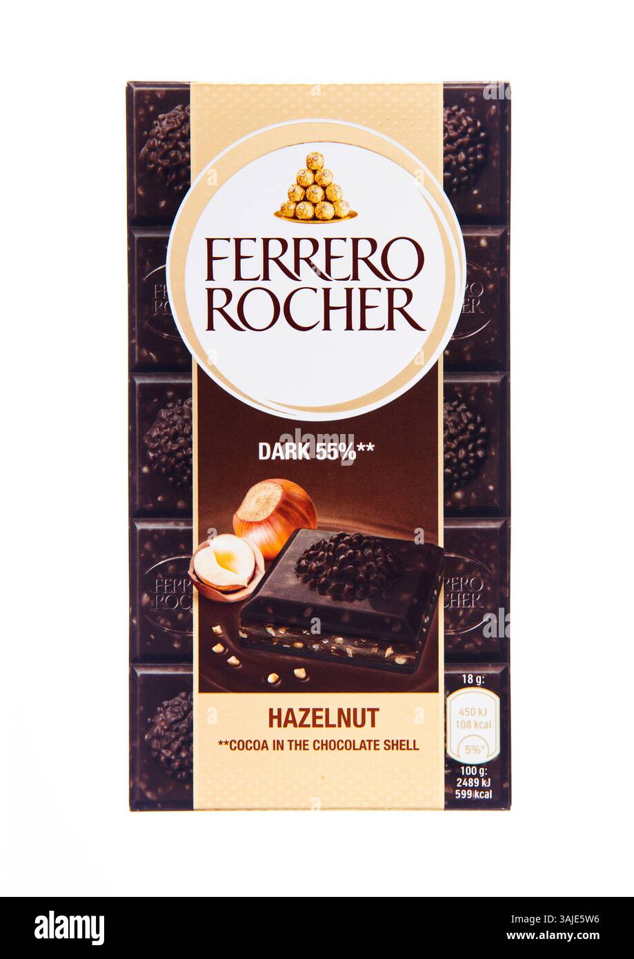 LONDRES, Royaume-Uni - 07 DÉCEMBRE 2024 : Ferrero Rocher barre de chocolat noir originale sur le dessus de noisette sur fond blanc. Banque D'Images