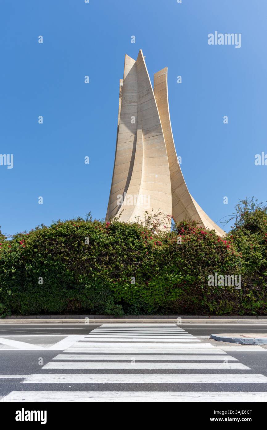 Monument Maqam Echahid dans la ville d'Alger contre un ciel bleu. Monument des martyrs, célèbre statue commémorative. Banque D'Images
