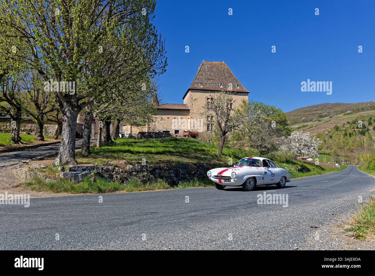 MARCHAMPT, FRANCE, 10 avril 2025 : Tour de France automobile dans le paysage du Beaujolais. Cet événement unique dans la course automobile, avec un mélange de route ouverte, cla Banque D'Images
