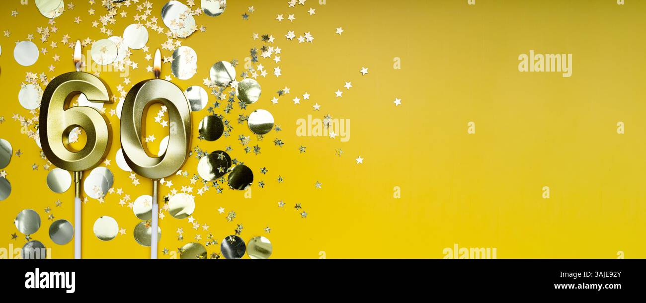 Bougie dorée numéro soixante sur fond jaune. Carte d'anniversaire avec lettrage 60. Concept anniversaire. Pour anniversaire, célébration du nouvel an. Bannière Banque D'Images