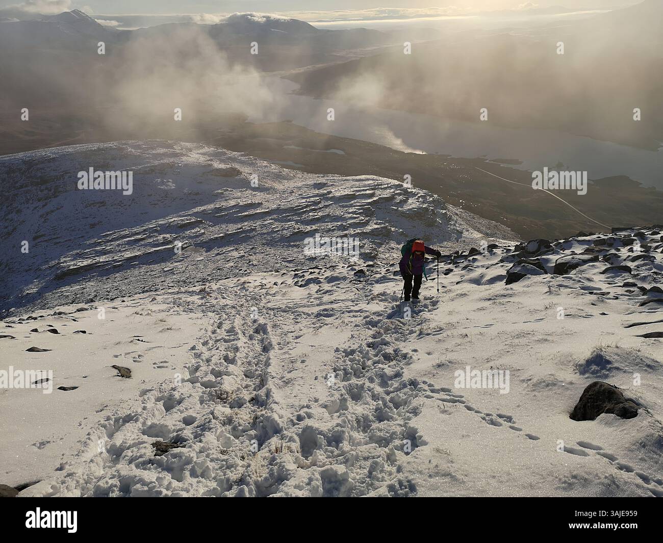 Paysage emblématique d'Assynt en Écosse qui fait partie de la route North Coast 500 qui comprend de belles plages telles que Achmelvich et Suilven Peak. - Image de stock capturée avec un smartphone