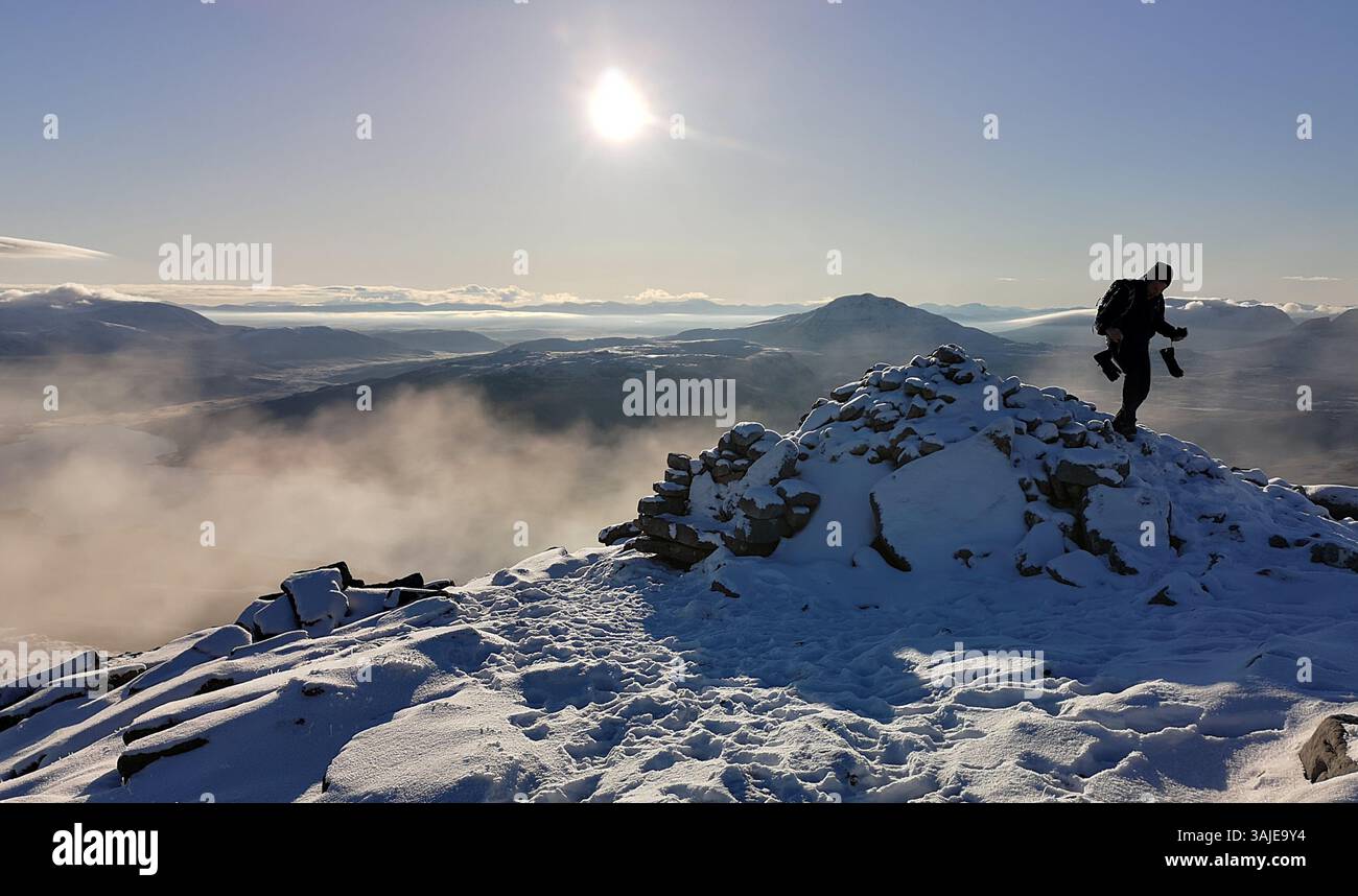 Paysage emblématique d'Assynt en Écosse qui fait partie de la route North Coast 500 qui comprend de belles plages telles que Achmelvich et Suilven Peak. - Image de stock capturée avec un smartphone