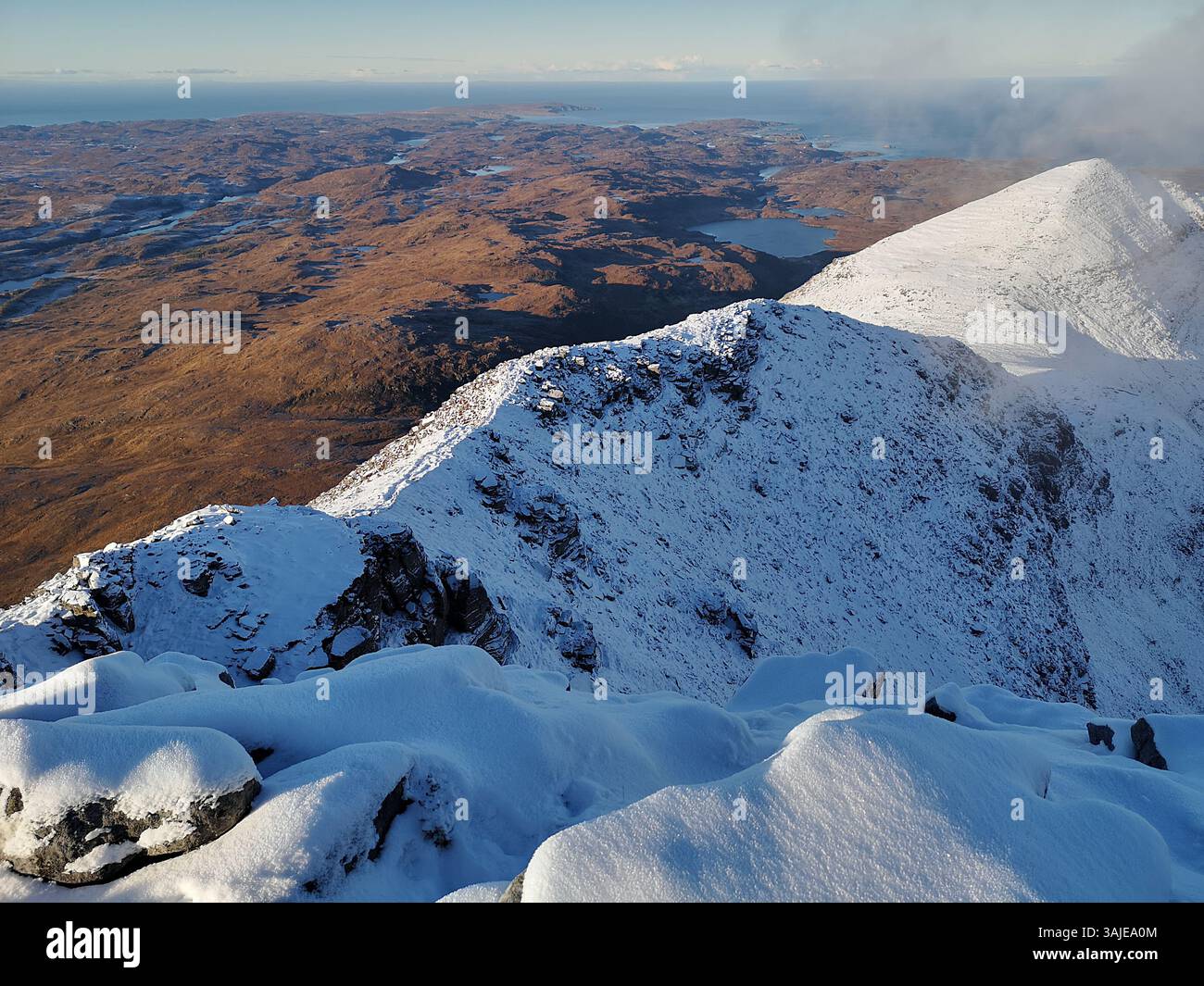 Paysage emblématique d'Assynt en Écosse qui fait partie de la route North Coast 500 qui comprend de belles plages telles que Achmelvich et Suilven Peak. - Image de stock capturée avec un smartphone