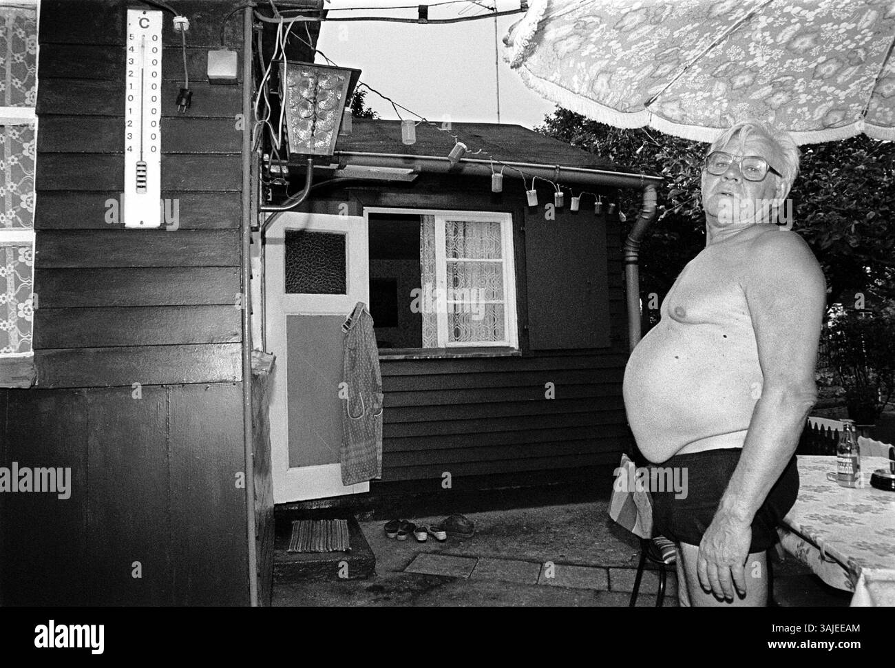 Petit jardinier sur son terrain de week-end, maison, KGA ( lotissement jardin) 'Frohsinn' à Pankow (zone de loisirs reconnue par l'État), DEU, Berlin-Pankow, 05.08.1991, [traduction automatique] Banque D'Images