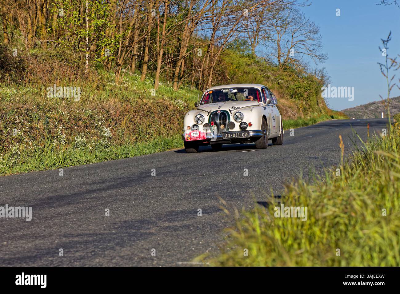 MARCHAMPT, FRANCE, 10 avril 2025 : une course automobile historique se déroule dans le paysage viticole du Beaujolais. Banque D'Images