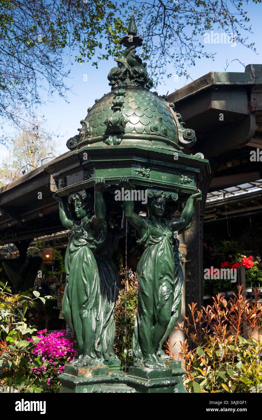 France, Paris, Ile de la Cité, Fontaine Wallace, source historique d'eau potable parisienne au marché aux fleurs Banque D'Images