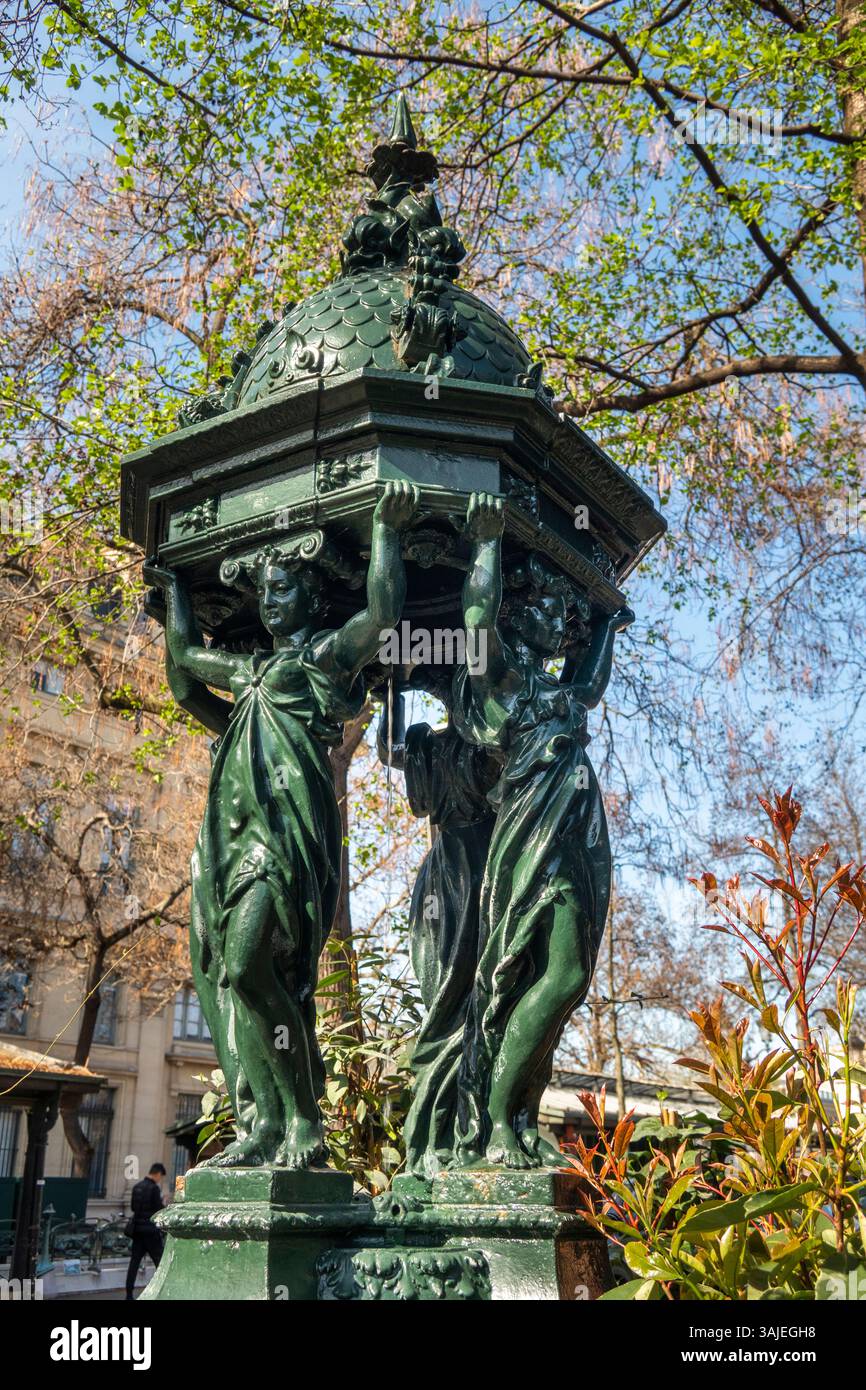 France, Paris, Ile de la Cité, marché aux fleurs, Fontaine Wallace, source d'eau potable parisienne historique à Banque D'Images