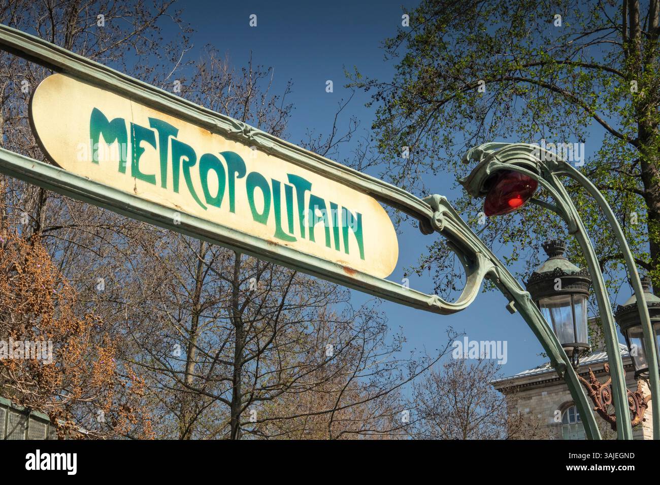 France, Paris, Ile de la Cité, station de métro Cité, panneau Art Nouveau Metropolitain original au-dessus de l'entrée Banque D'Images