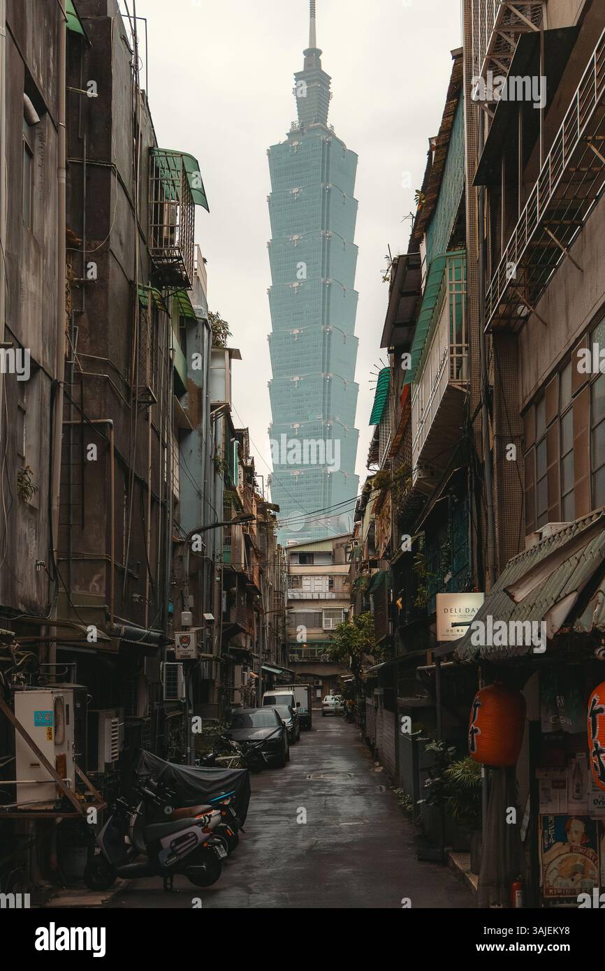 Personne tenant un parapluie violet et Taipei 101 bâtiment dans le fond d'une rue de la ville à Taiwan. Photo prise sur un nuageux sur un jour nuageux Banque D'Images