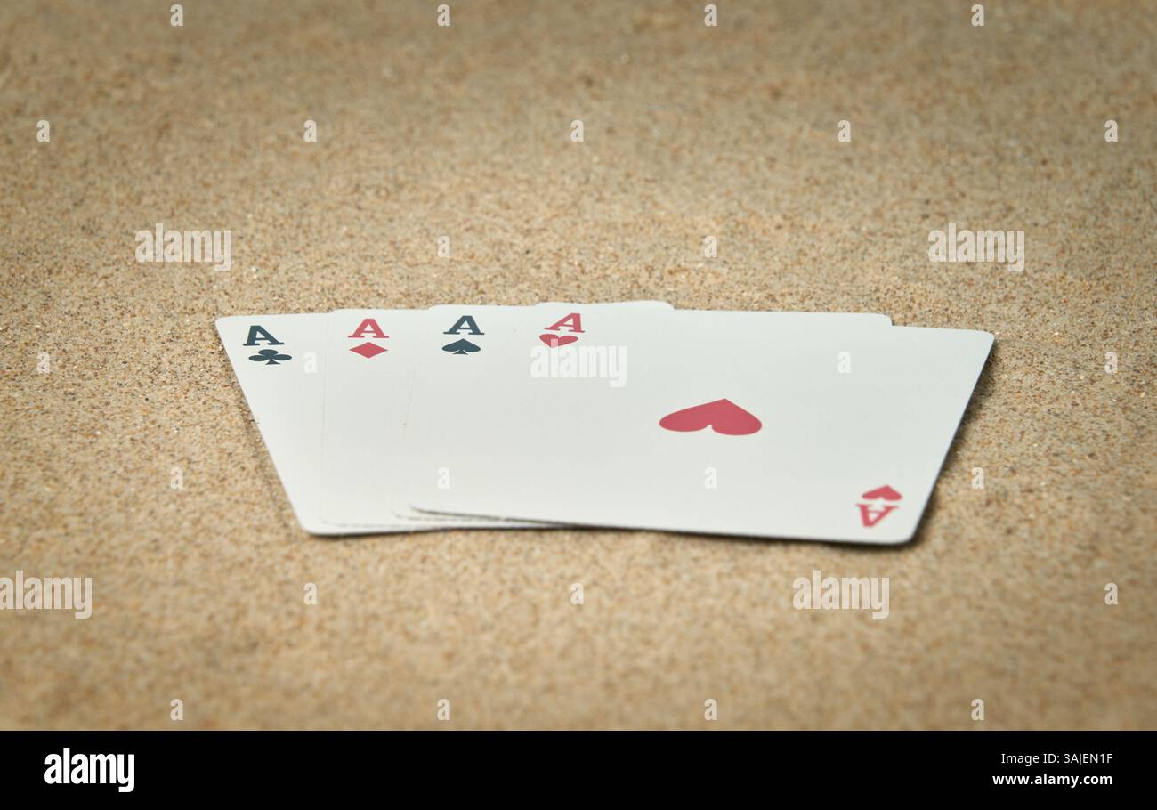 Quatre as de la plate-forme de poker sur le sable de plage et parfait pour les arrière-plans avec de l'espace pour les textes Banque D'Images