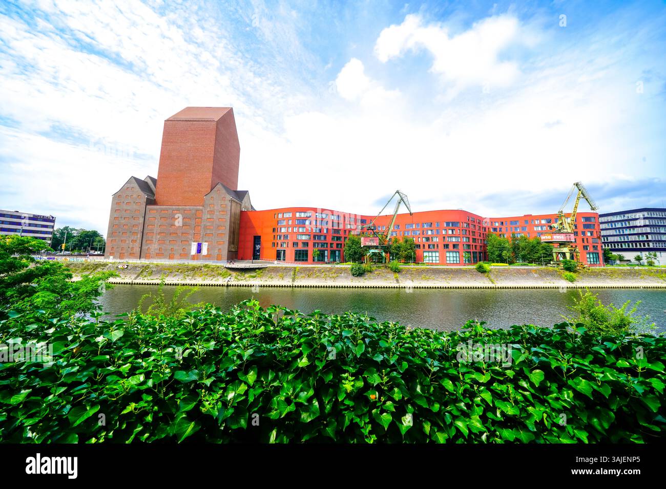 Vue sur les environs, les archives d'État et le Schwanentorbrücke au port de Duisbourg. Port industriel sur la Ruhr. Banque D'Images