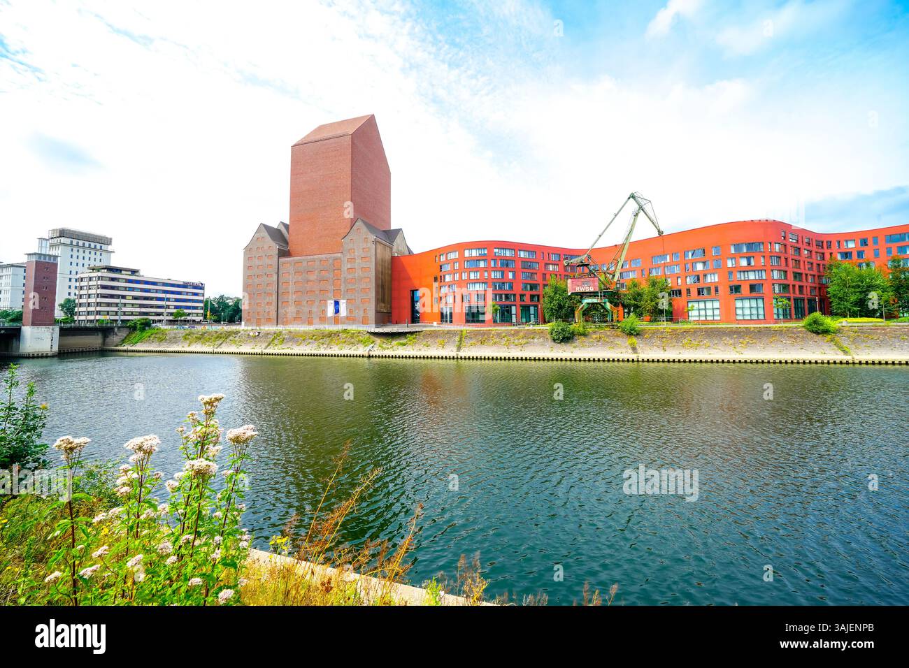 Vue sur les environs, les archives d'État et le Schwanentorbrücke au port de Duisbourg. Port industriel sur la Ruhr. Banque D'Images