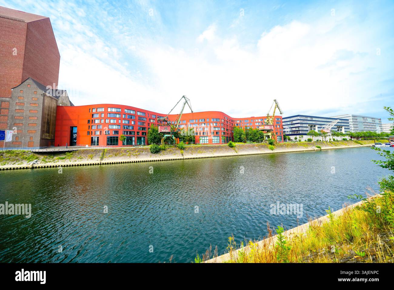 Vue sur les environs, les archives d'État et le Schwanentorbrücke au port de Duisbourg. Port industriel sur la Ruhr. Banque D'Images
