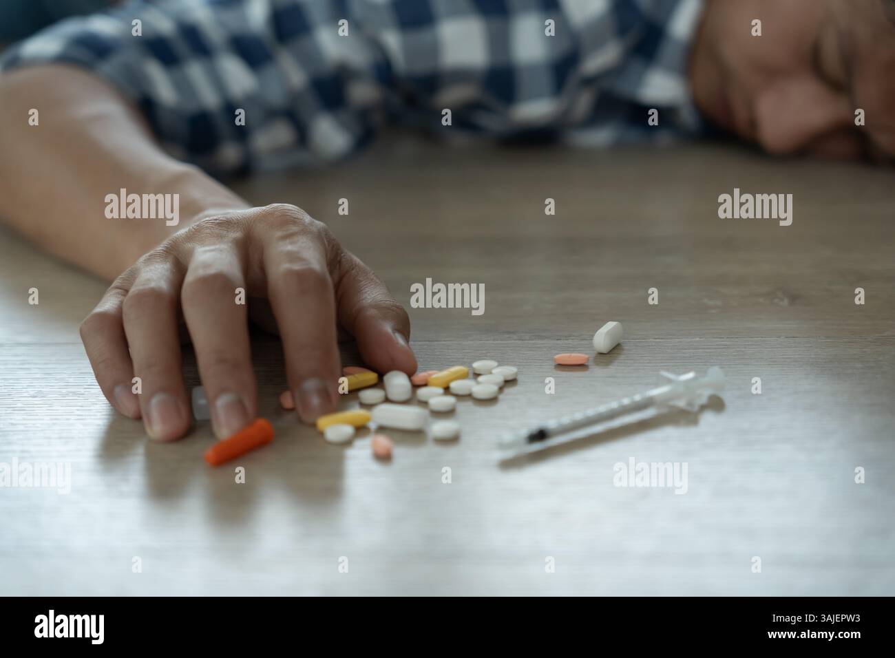 l'homme asiatique utilise des pilules overdose, stressé, triste, toxicomane, toxicomane, malade, malsain, malheureux, suicidaire, déprimé ou désespéré, anti-drogue, supplément de médicament Banque D'Images