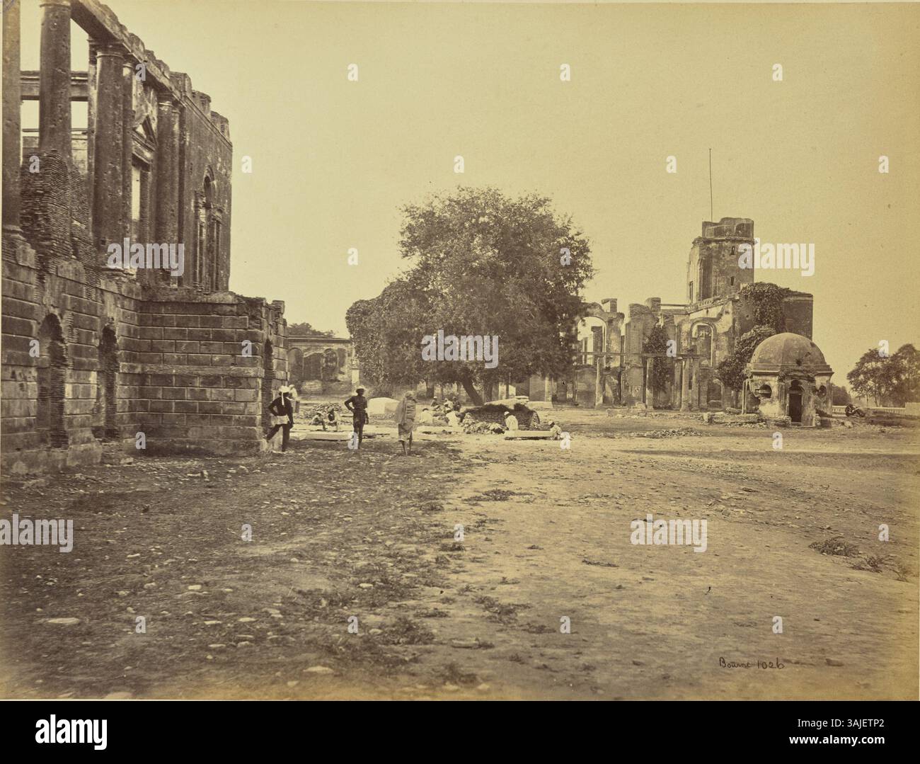 Photographie de la résidence et de la salle de banquet à Lucknow, Inde, de 1887. L'image montre la maison du résident vue de l'est, avec la salle de banquet visible du côté nord. Cette photographie historique, qui fait partie d'une série de Samuel Bourne, a été prise entre 1863 et 1887 environ. Il représente l'architecture de l'époque coloniale en mettant l'accent sur la structure et les environs du bâtiment. Banque D'Images