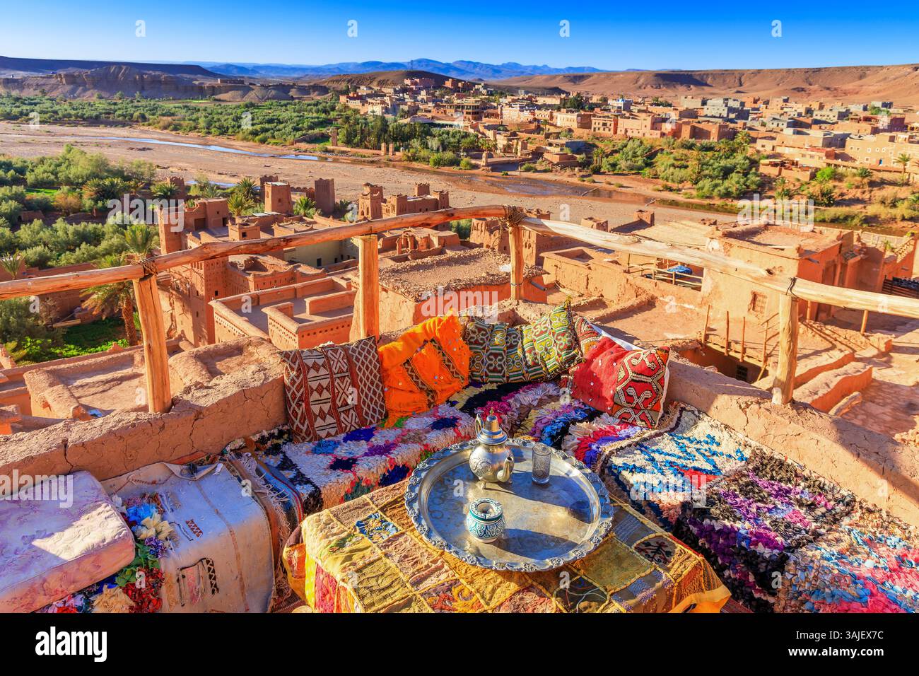 Ait-Ben-Haddou, ksar ou village fortifié de la province de Ouarzazate, Maroc. Terrasse pour touristes. Banque D'Images