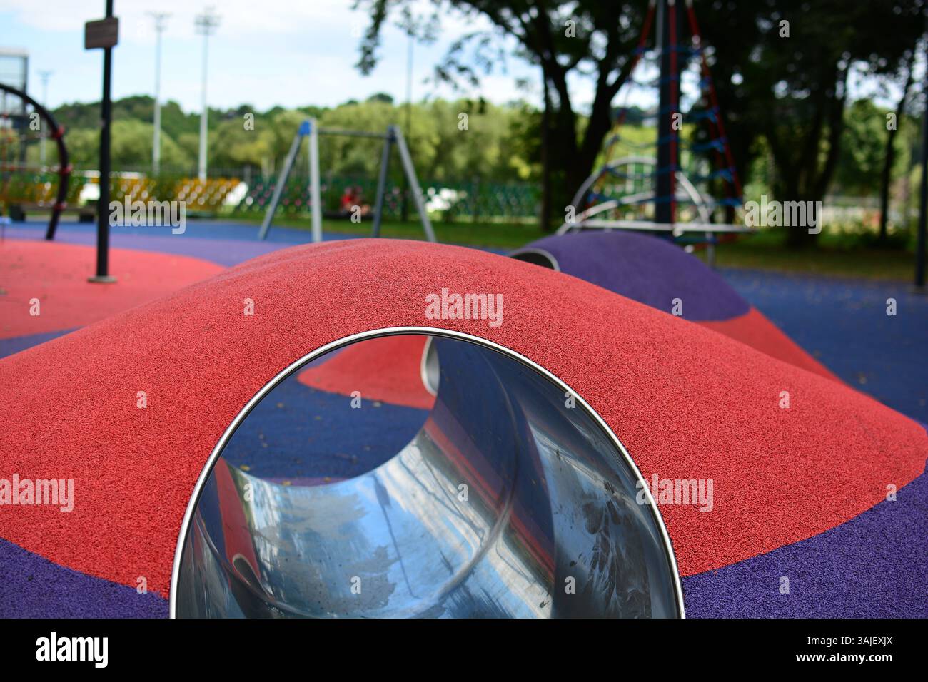 Tunnel de jeu coloré vue rapprochée dans l'aire de jeux pour enfants en été. Banque D'Images
