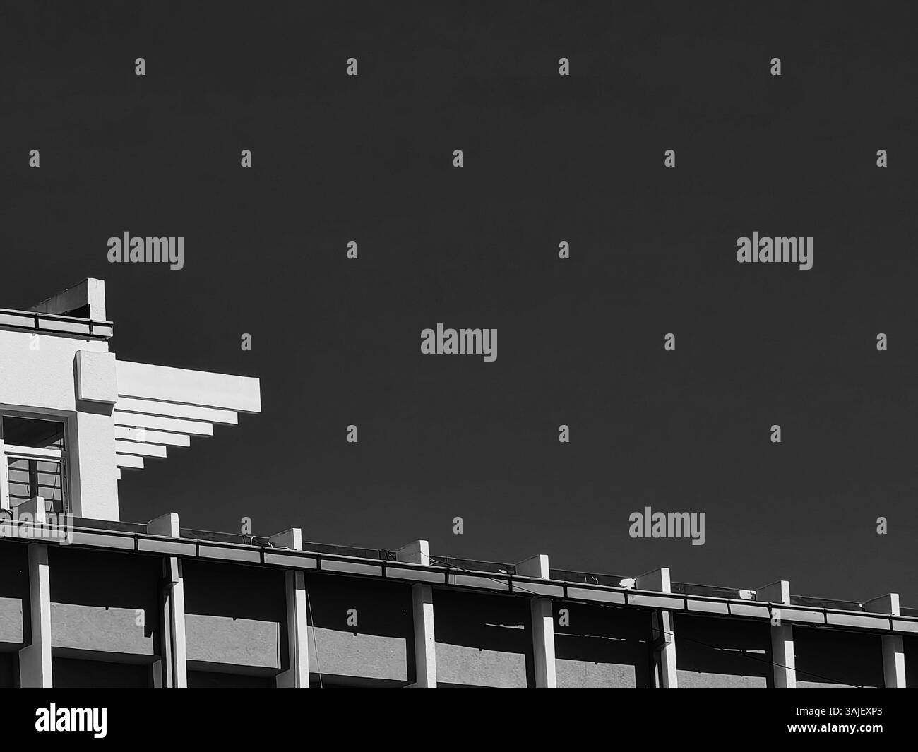 Silence blanc : toit contre le ciel monochrome Banque D'Images