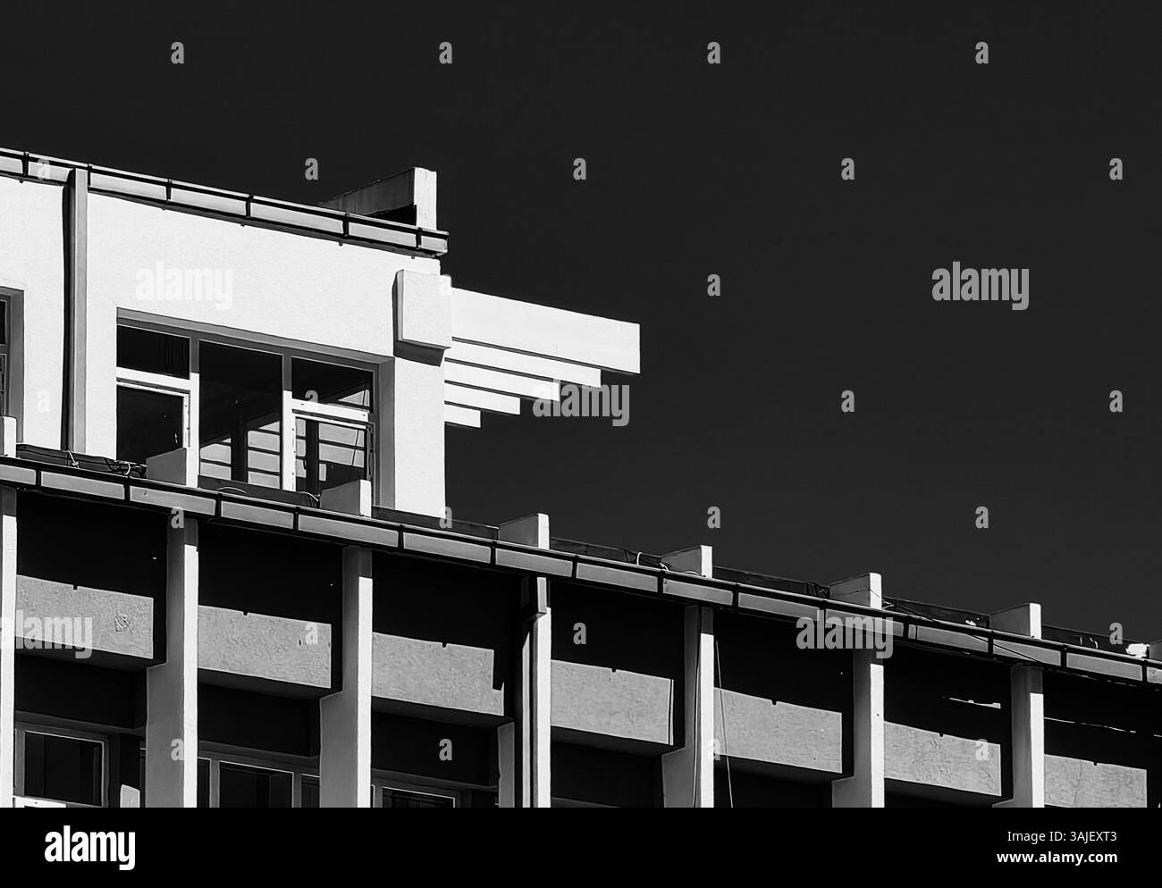 Silence blanc : toit contre le ciel monochrome Banque D'Images