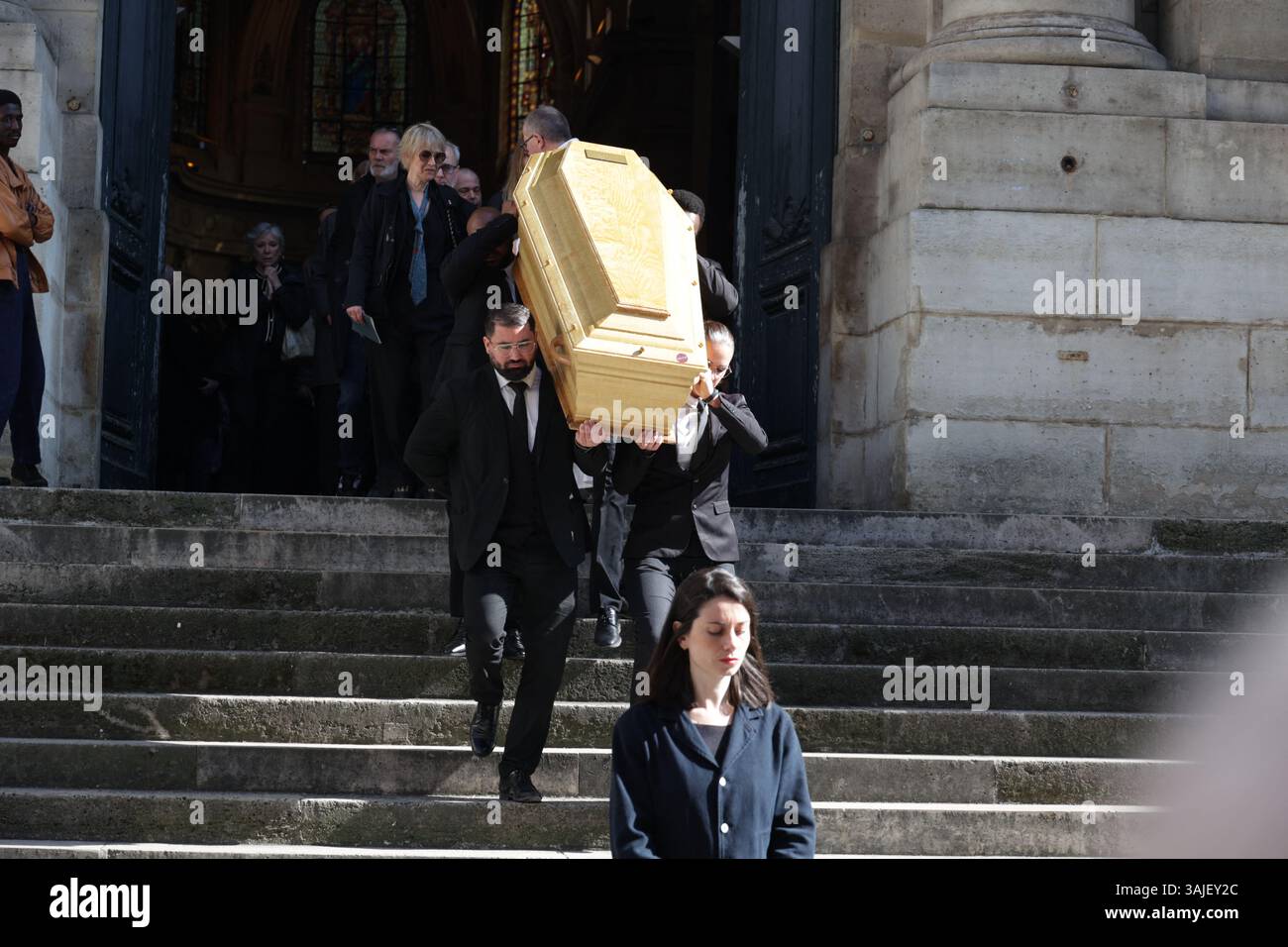 Paris, France. 11 avril 2025. Le cercueil assiste à la cérémonie funéraire du réalisateur français Yves Boisset à l'église Saint Roch à Paris, France, le 11 avril 2025. Yves Boisset, qui a marqué les années 1970 avec des films politiquement engagés comme "Dupont Lajoie", sur le racisme quotidien, est décédé le 31 mars 2025 à l'âge de 86 ans. Photo de Nasser Berzane/ABACAPRESS. COM Credit : Abaca Press/Alamy Live News Banque D'Images